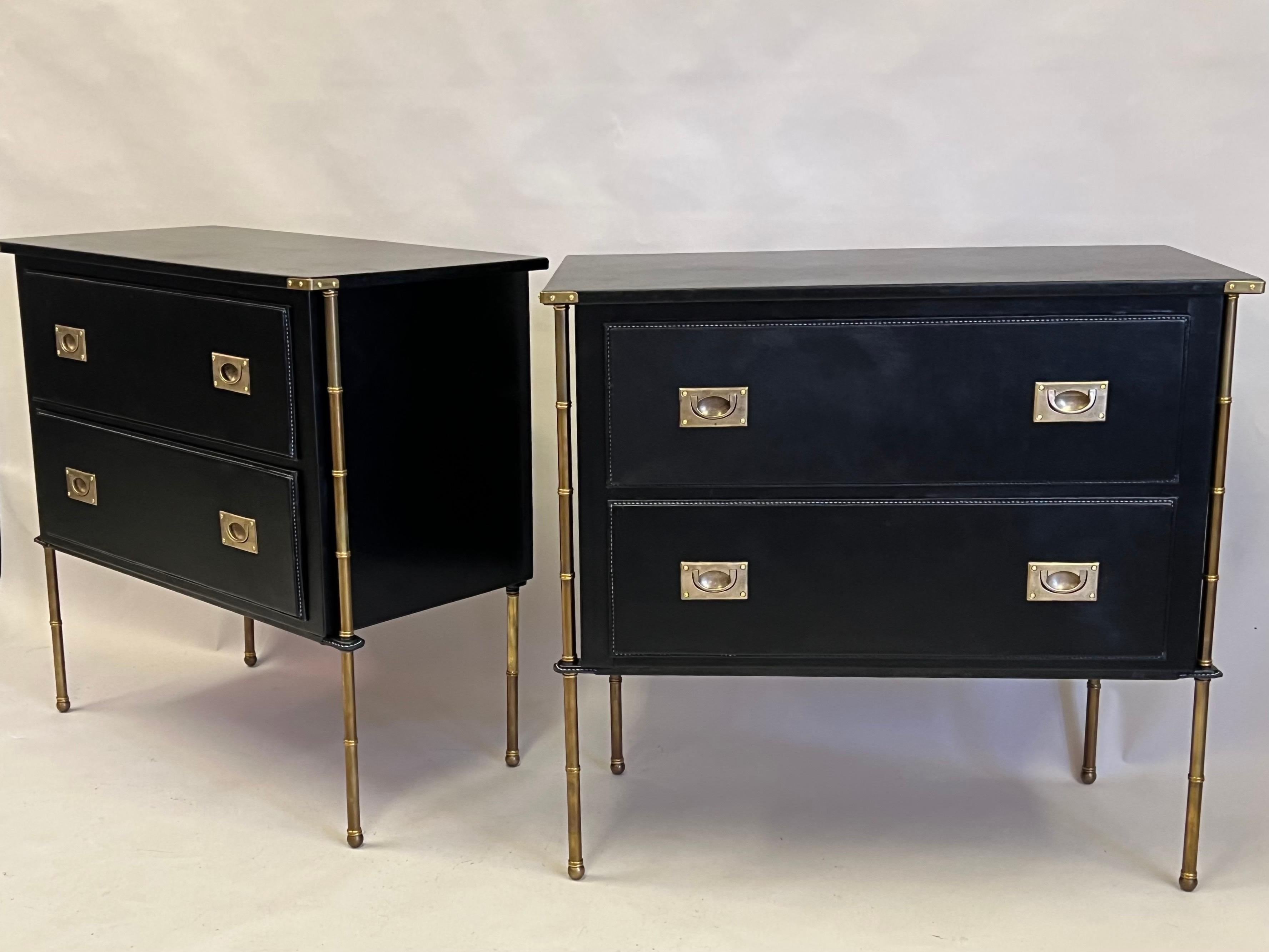 Rara e importante coppia di armadietti, comò, commode o cassettiere in finto bambù in pelle cucita a mano e ottone di Jacques Adnet, circa 1955. È raro trovare una coppia di comodini in finto bambù e pelle cuciti a mano dal maestro del design