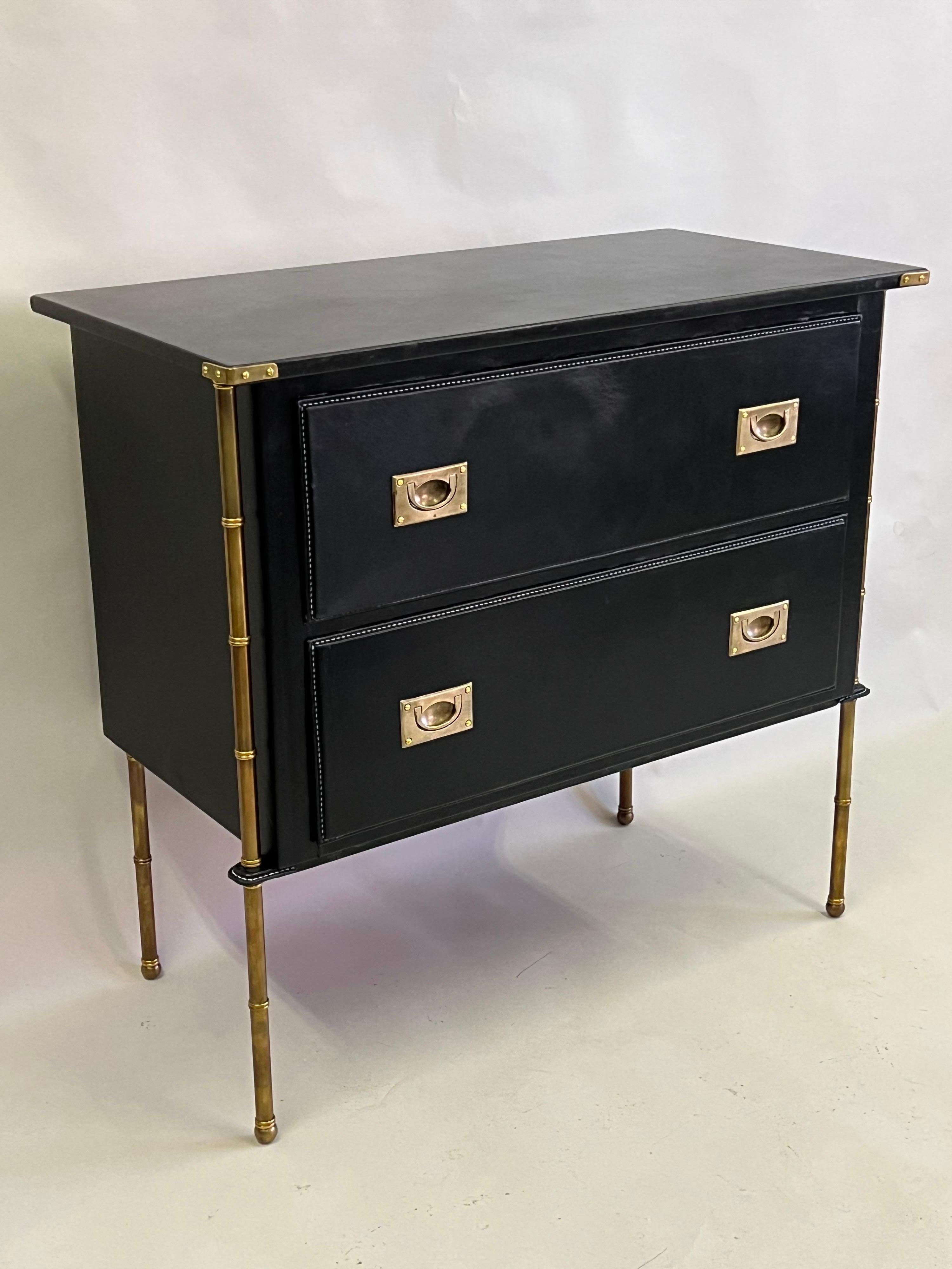 Paire de commodes françaises en cuir et laiton imitation bambou cousues à la main par Jacques Adnet Bon état - En vente à New York, NY