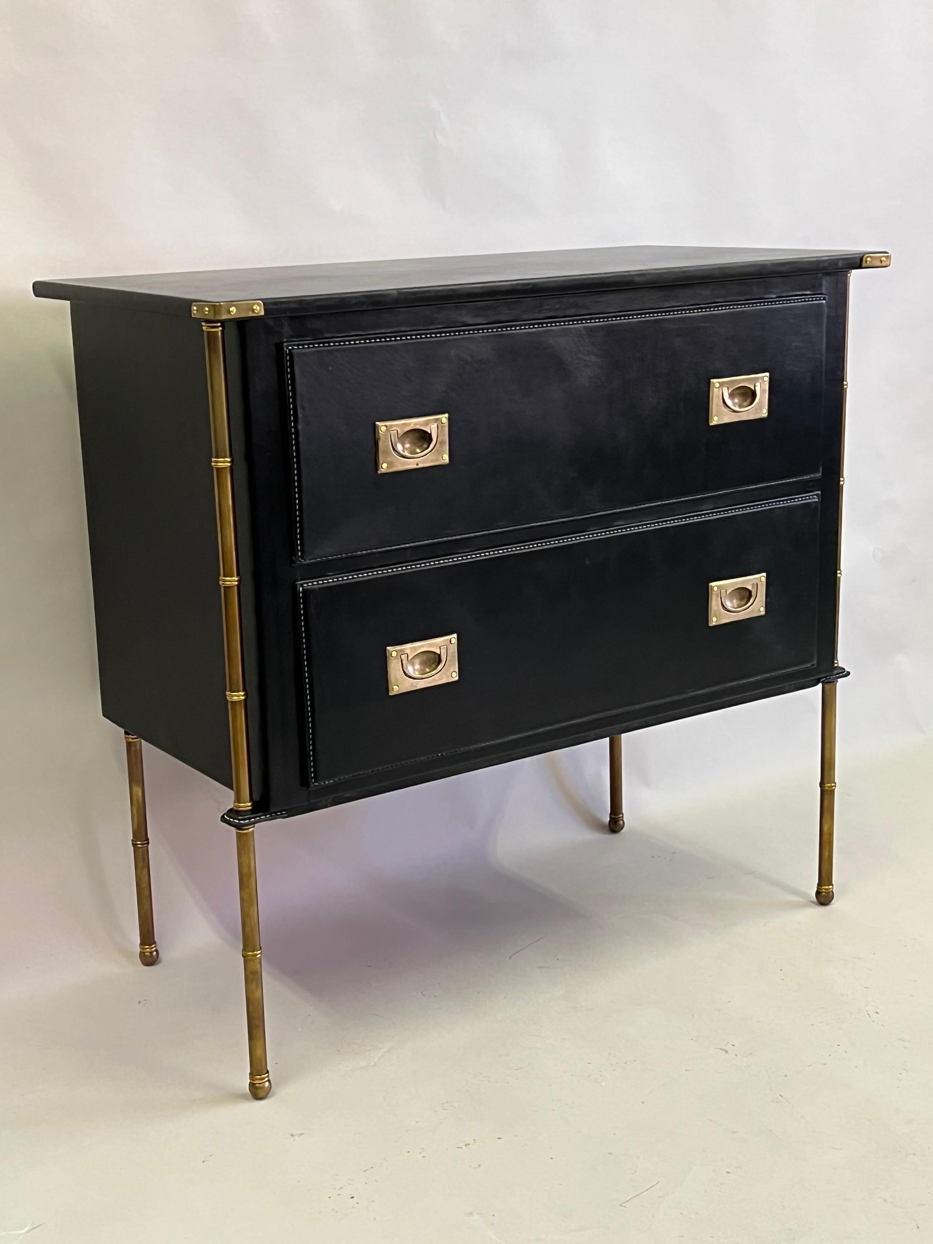 XX secolo Coppia di commodes francesi in finto bambù cuciti a mano in pelle e ottone di Jacques Adnet in vendita