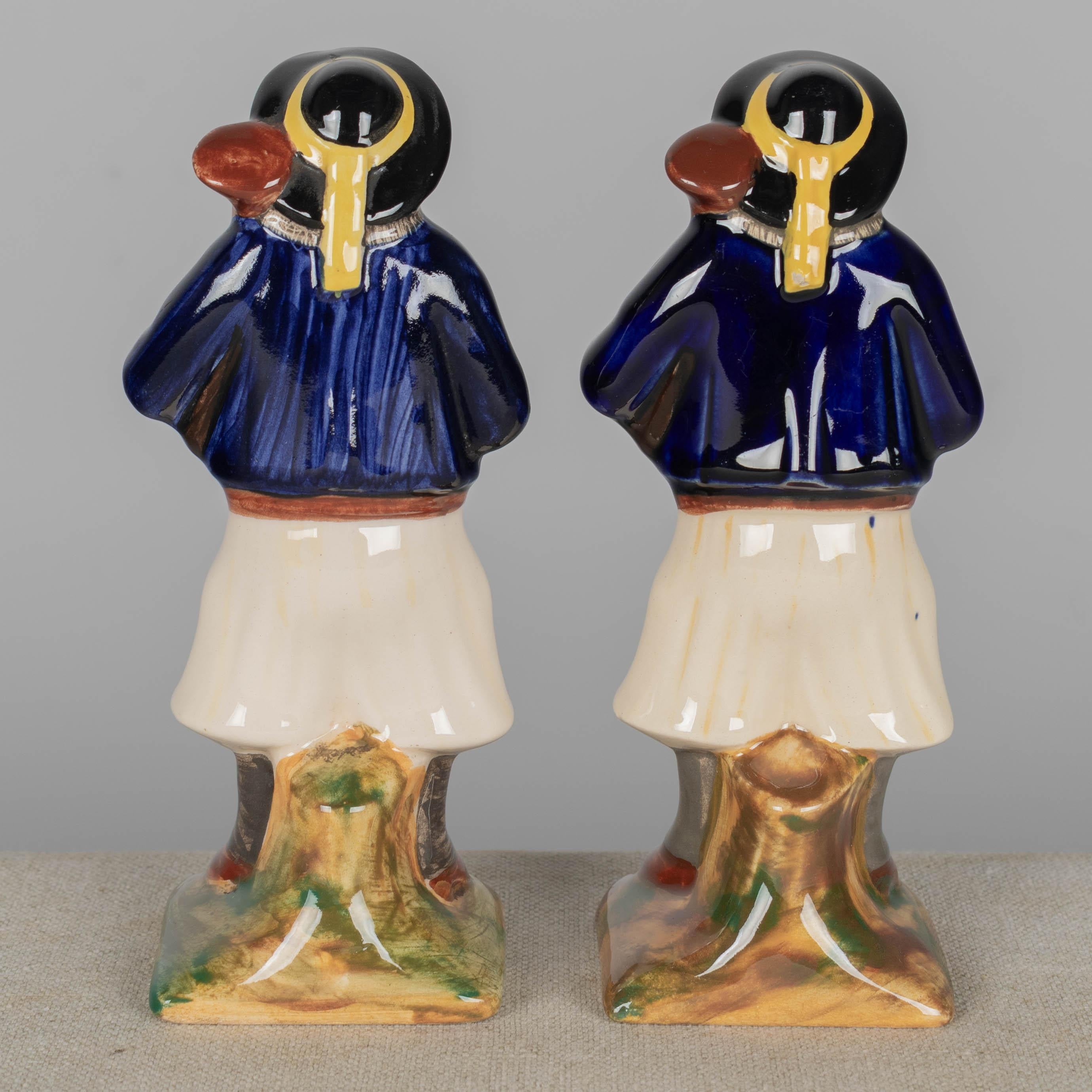 Français Paire de figurines de joueur de cornemuse en faïence d'Henriot Quimper en vente