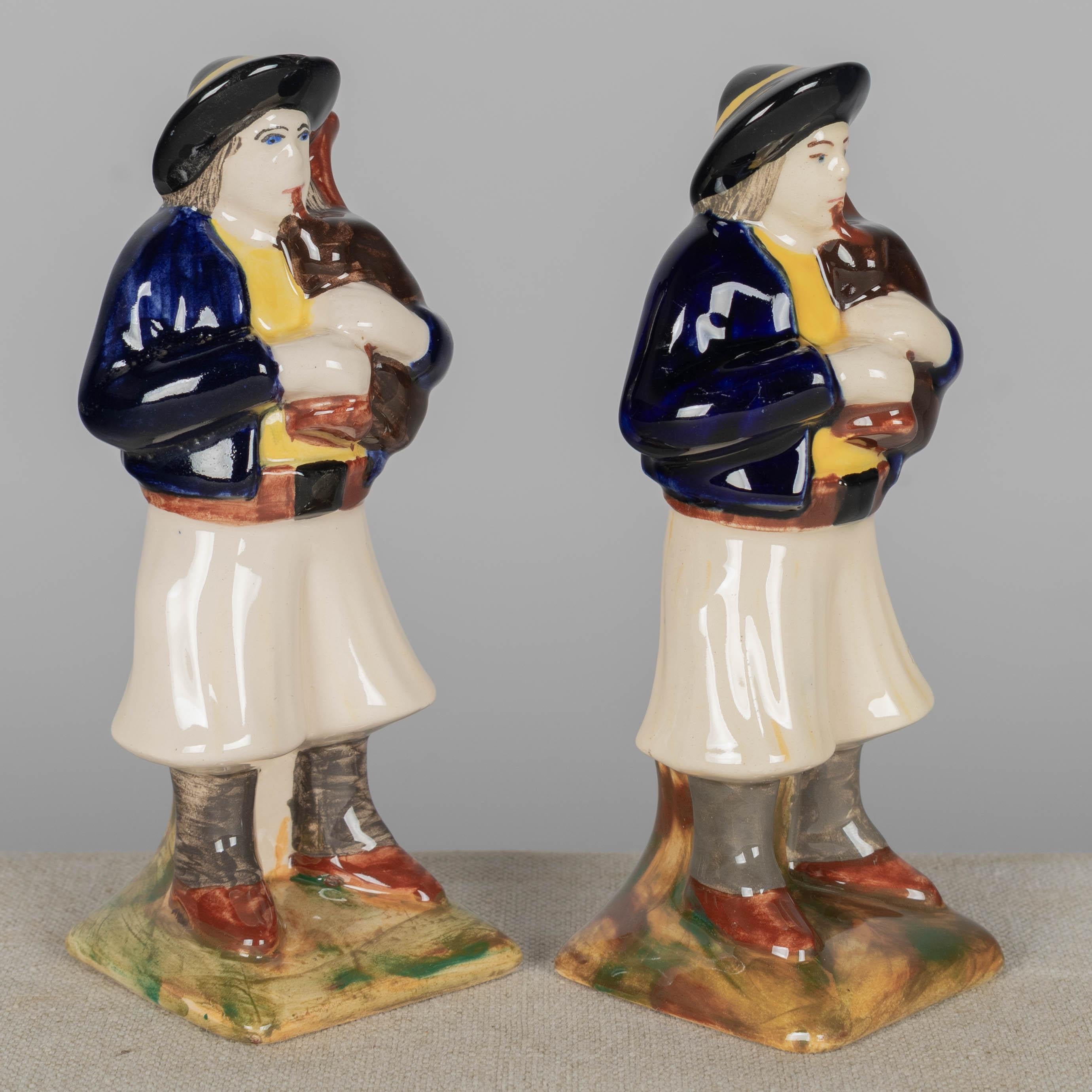 Paire de figurines de joueur de cornemuse en faïence d'Henriot Quimper Bon état - En vente à Winter Park, FL