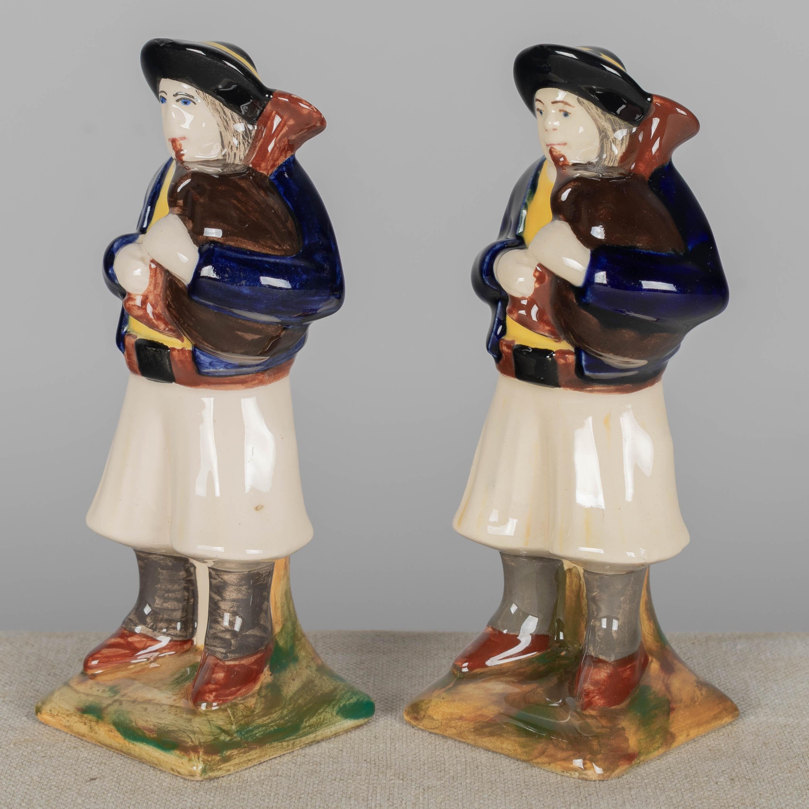 Début du 20ème siècle Paire de figurines de joueur de cornemuse en faïence d'Henriot Quimper en vente