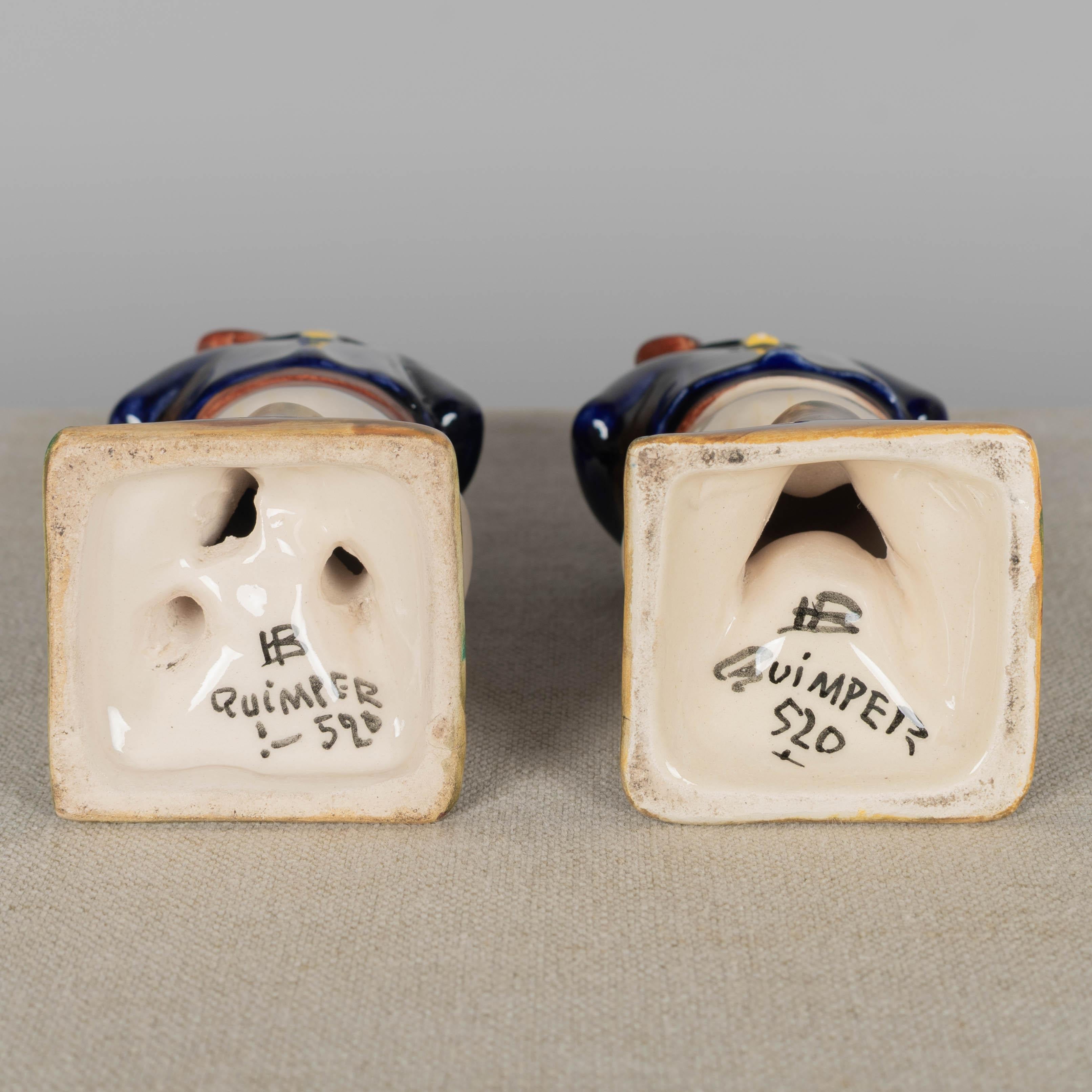 Paire de figurines de joueur de cornemuse en faïence d'Henriot Quimper en vente 1
