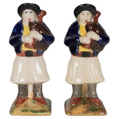Pareja de figuras de gaitero francesas de loza Henriot Quimper