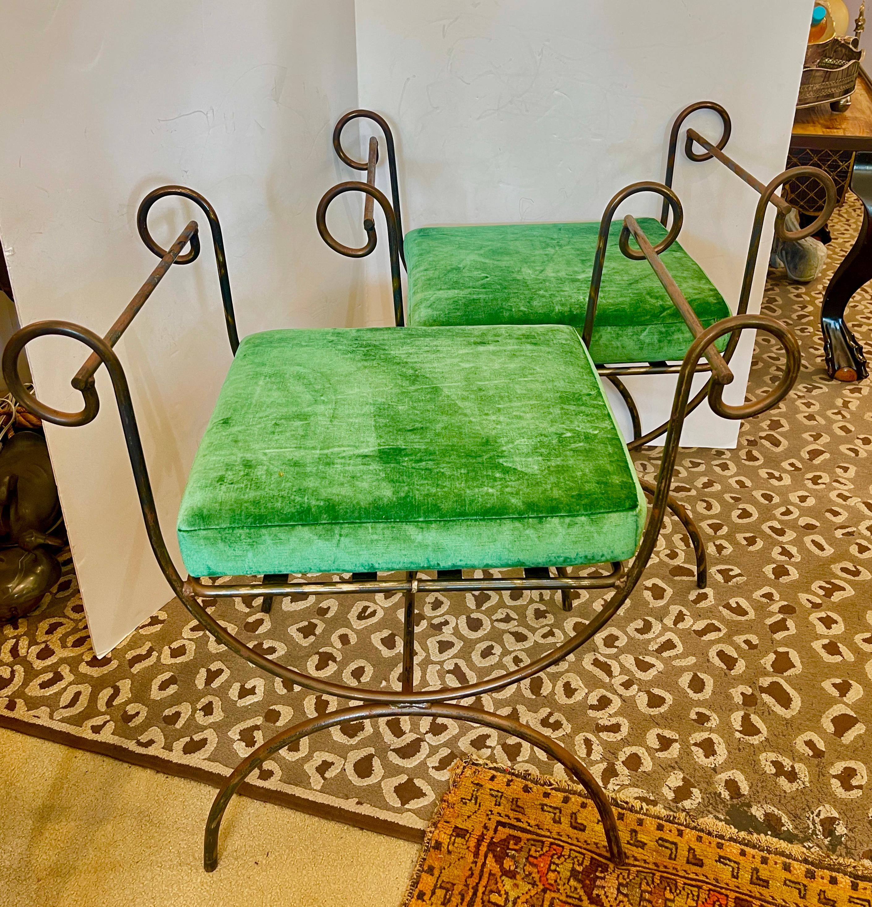 Paire de tabourets en fer Curule Hollywood Regency, années 1920 en vente 1