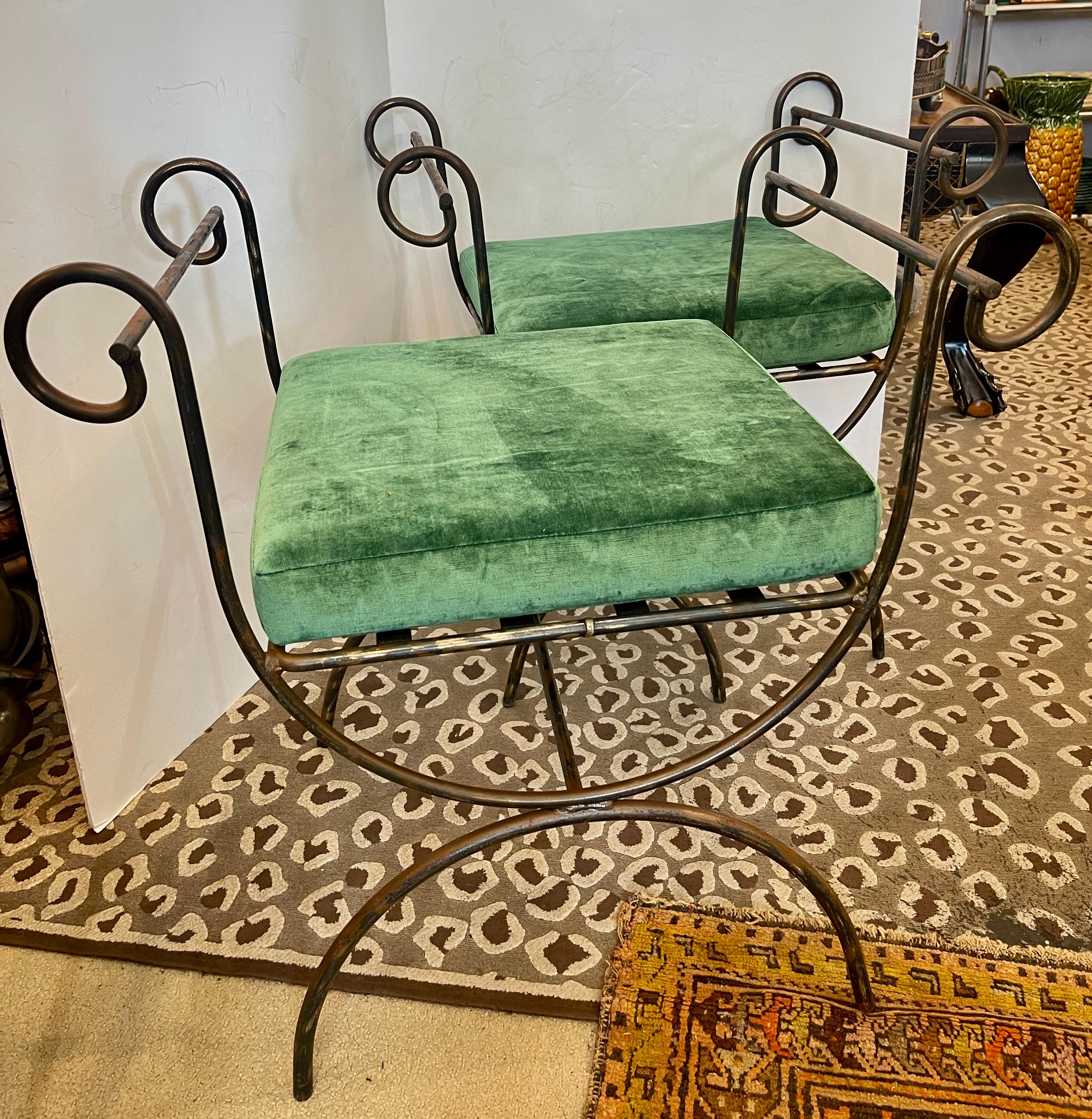 Fer Paire de tabourets en fer Curule Hollywood Regency, années 1920 en vente