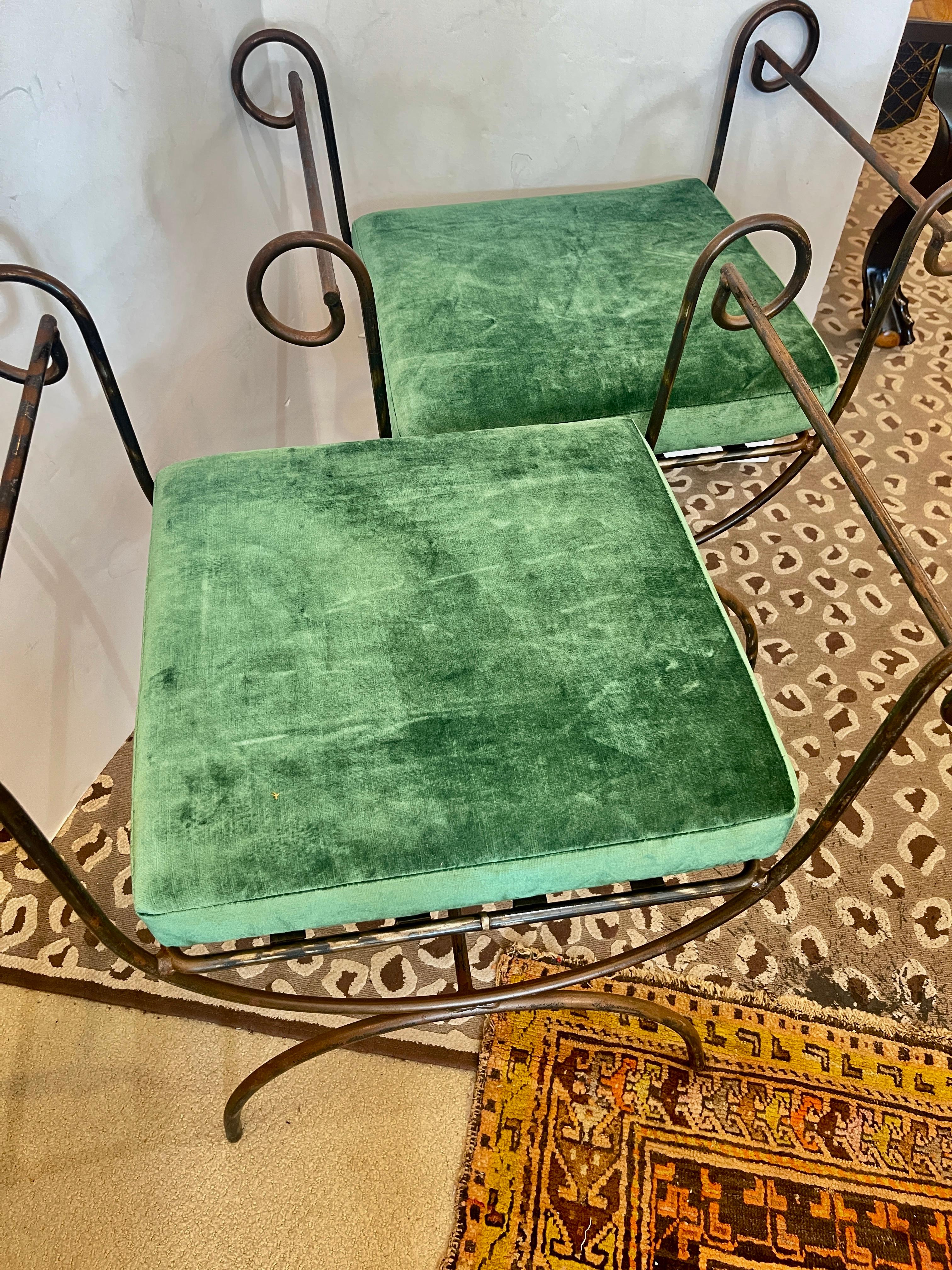 Fait main Paire de tabourets en fer Curule Hollywood Regency, années 1920 en vente