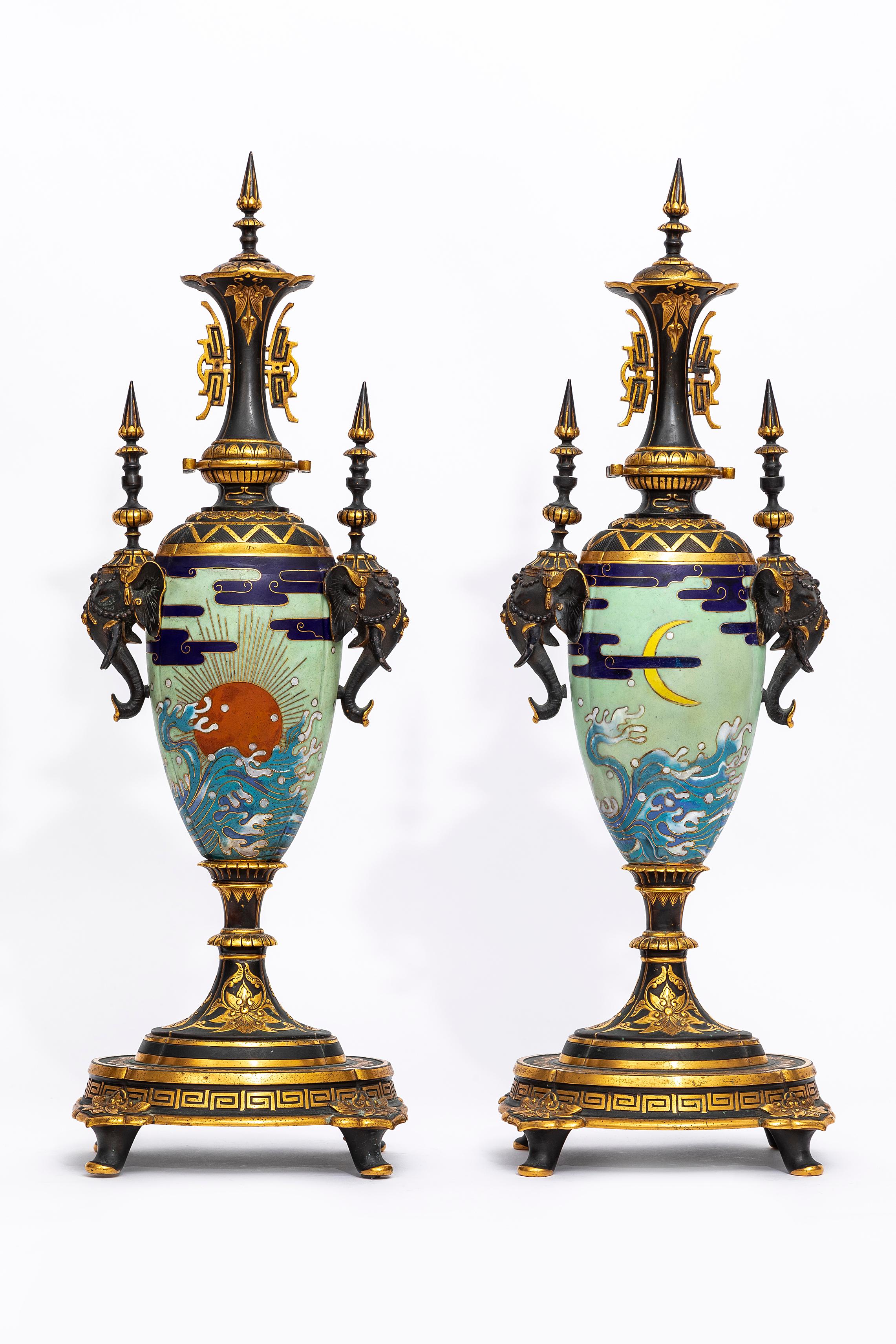 Un'importantissima coppia di vasi francesi in ormolu, bronzo patinato e cloisonné, di Christofle & Cie. Christofle & Cie è una rinomata azienda francese produttrice di oggetti in argento e metallo fondata nel 1830 da Charles Christofle. L'azienda