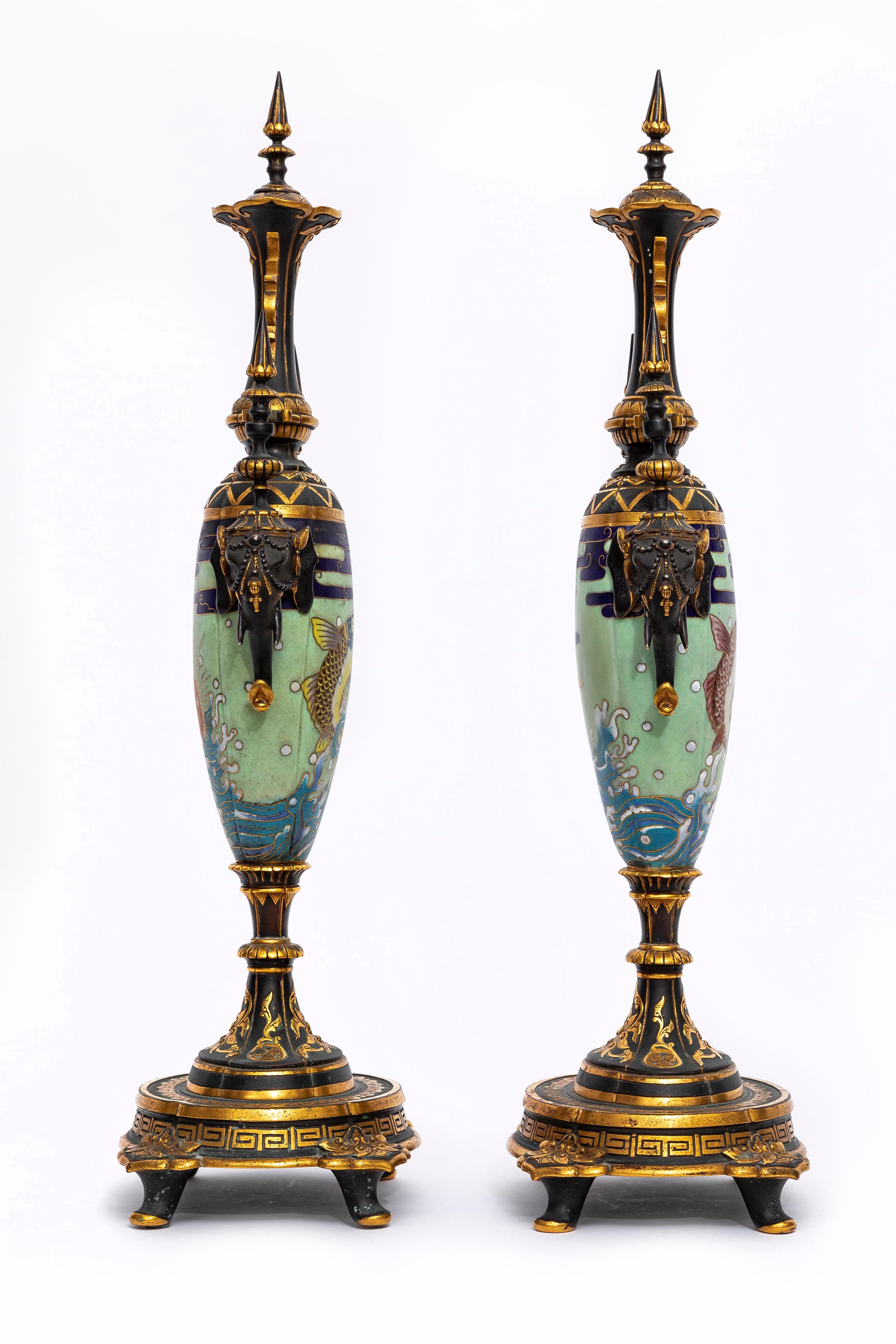 Francese Coppia di vasi francesi Japonisme in bronzo patinato e cloisonné Christofle & Cie in vendita
