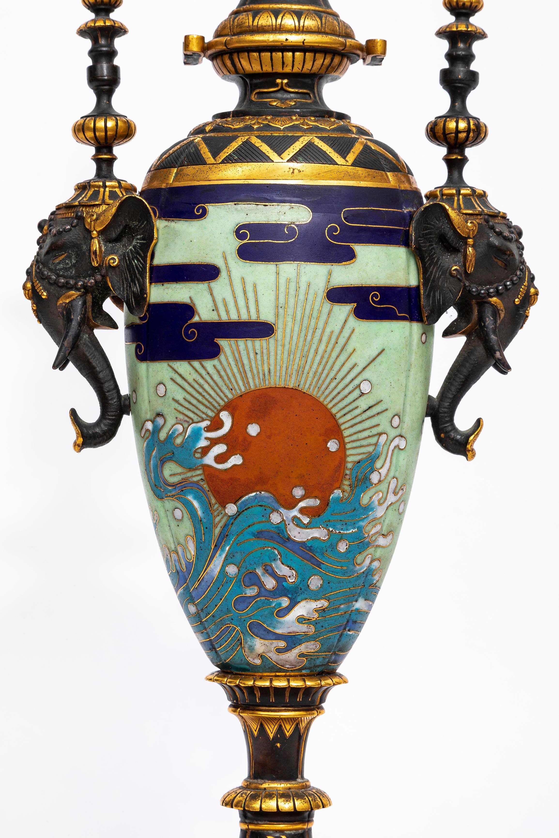 Fine XIX secolo Coppia di vasi francesi Japonisme in bronzo patinato e cloisonné Christofle & Cie in vendita