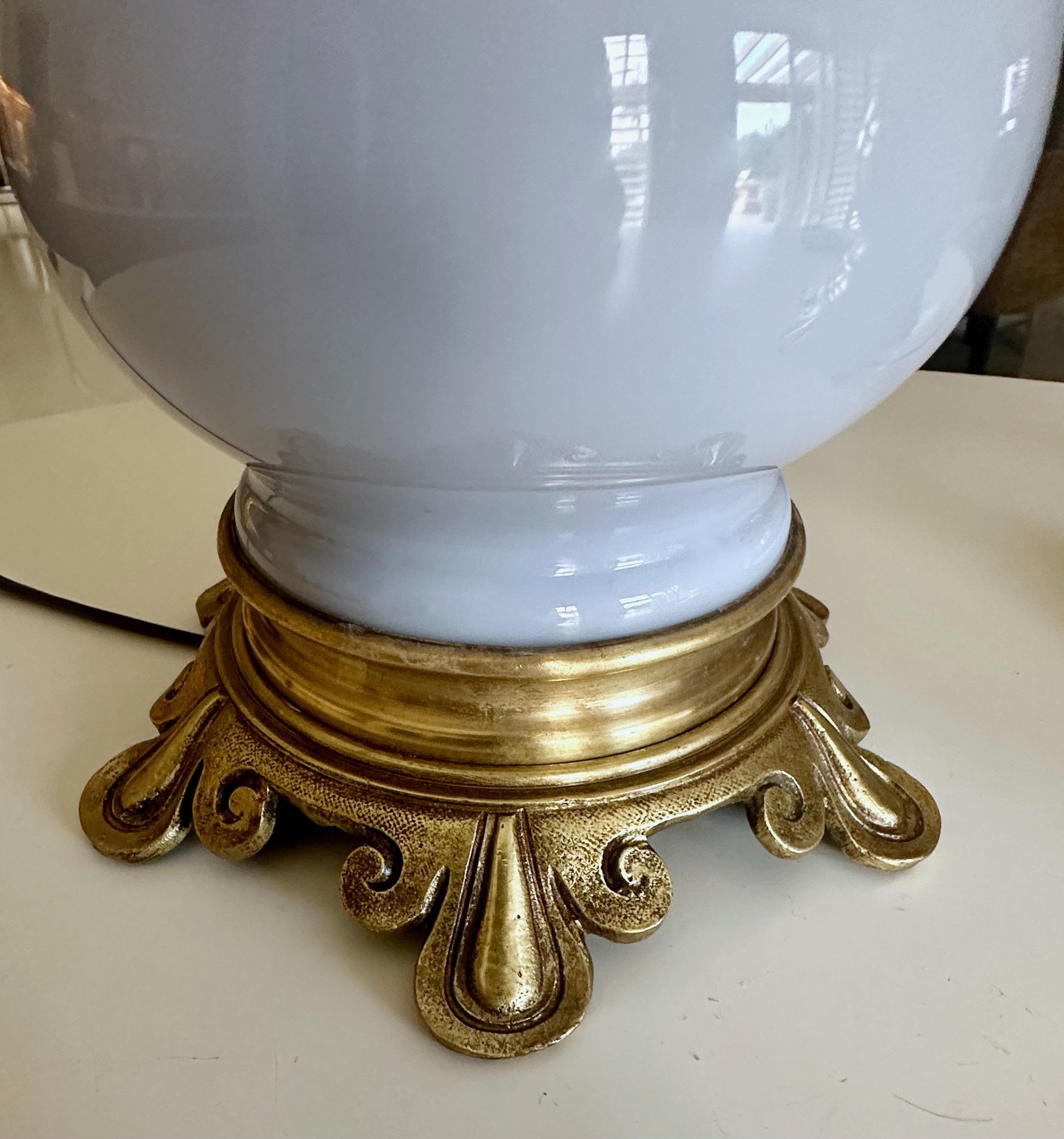 Paire de lampes de table à huile françaises en opaline lavande électrifiées en vente 5