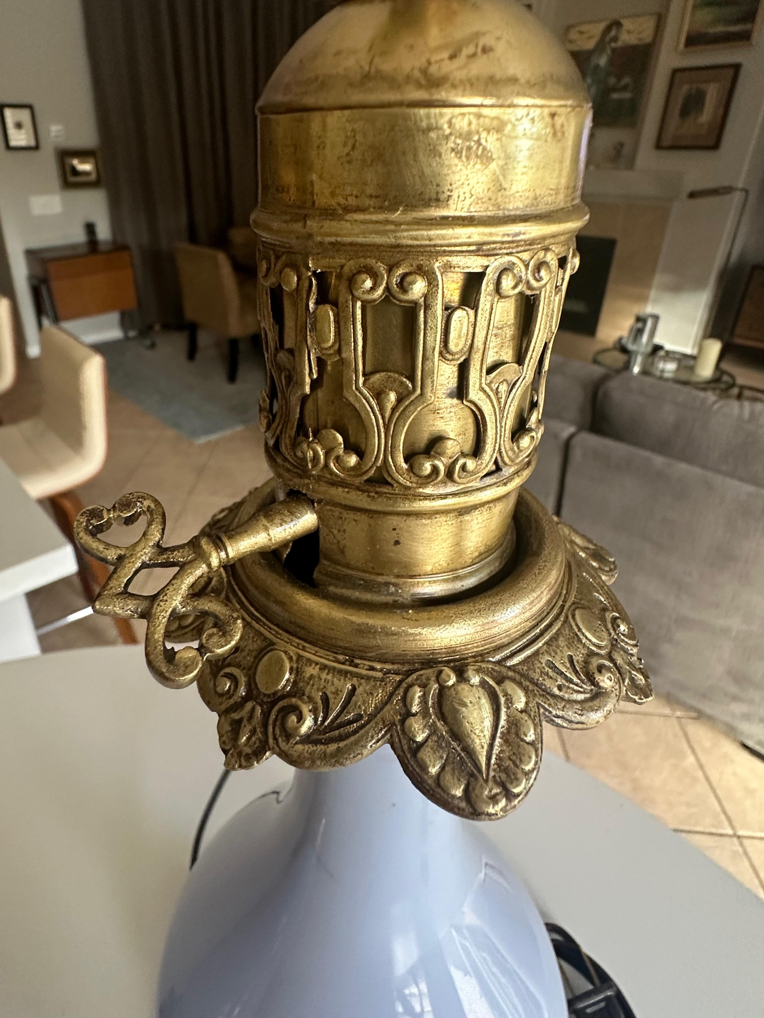 Paire de lampes de table à huile françaises en opaline lavande électrifiées en vente 7