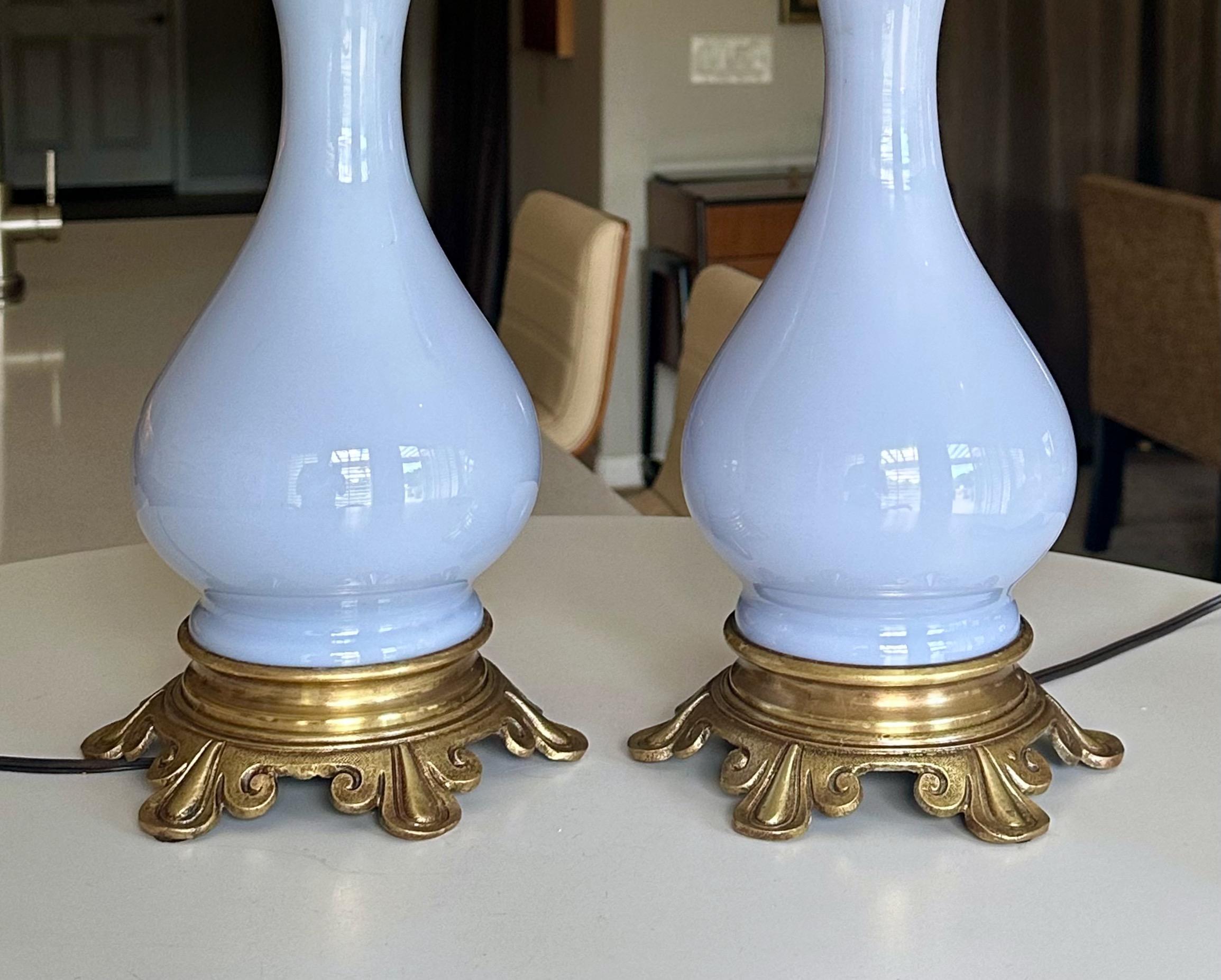 Paire de lampes de table à huile françaises en opaline lavande électrifiées en vente 6