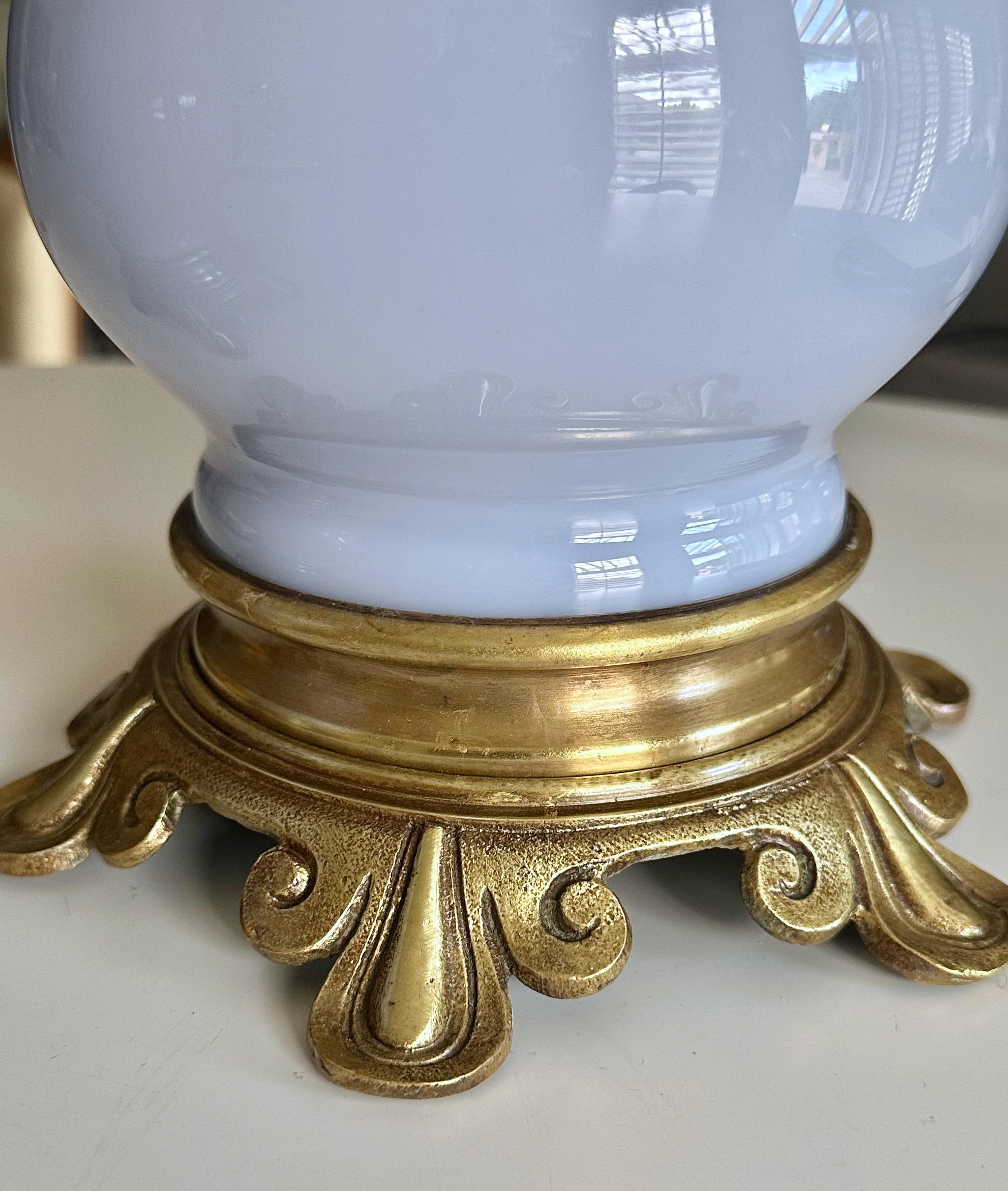 Paire de lampes de table à huile françaises en opaline lavande électrifiées en vente 9