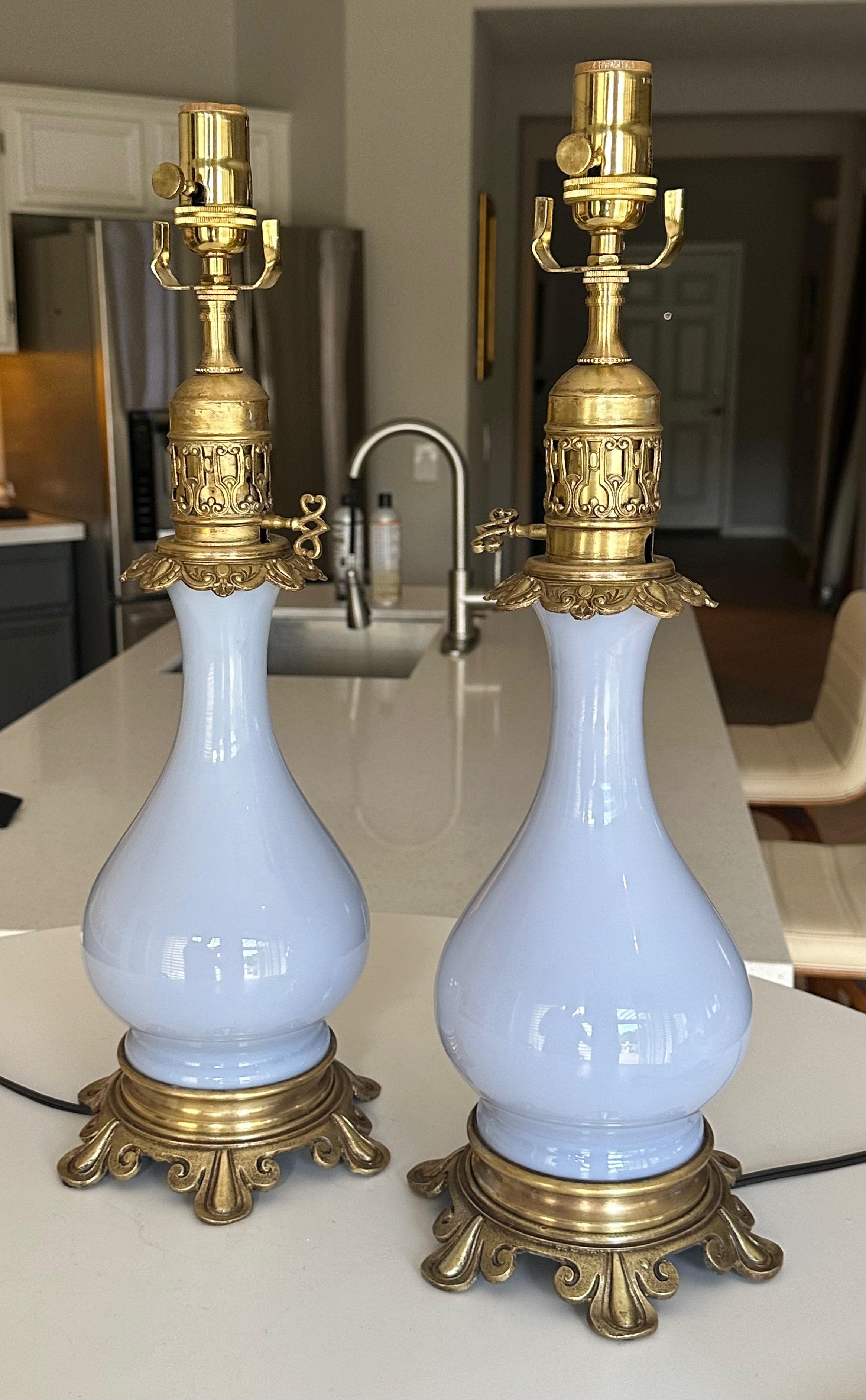 Paire de lampes de table à huile françaises en opaline lavande électrifiées en vente 11