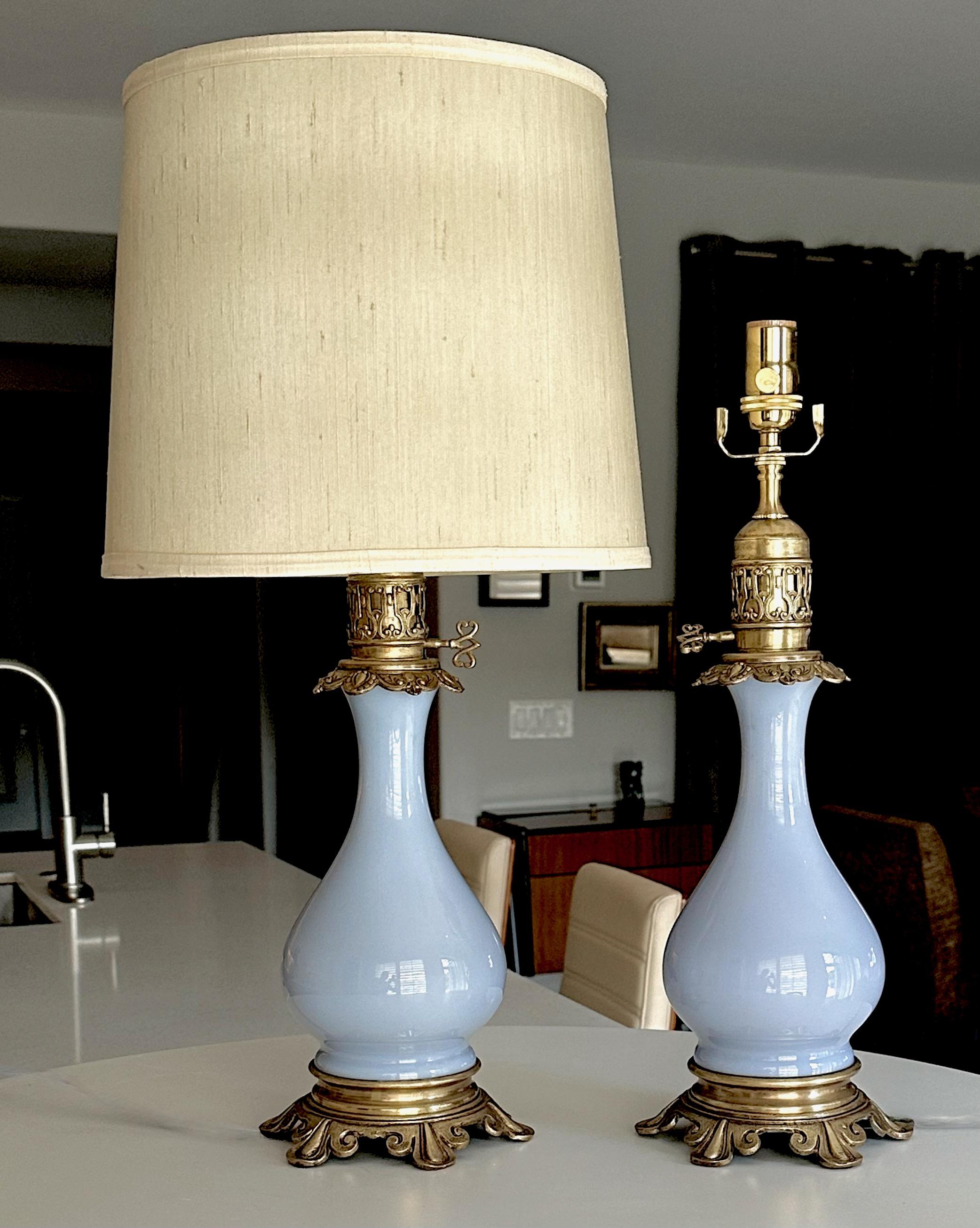Paire de lampes de table à huile françaises en opaline lavande électrifiées en vente 12