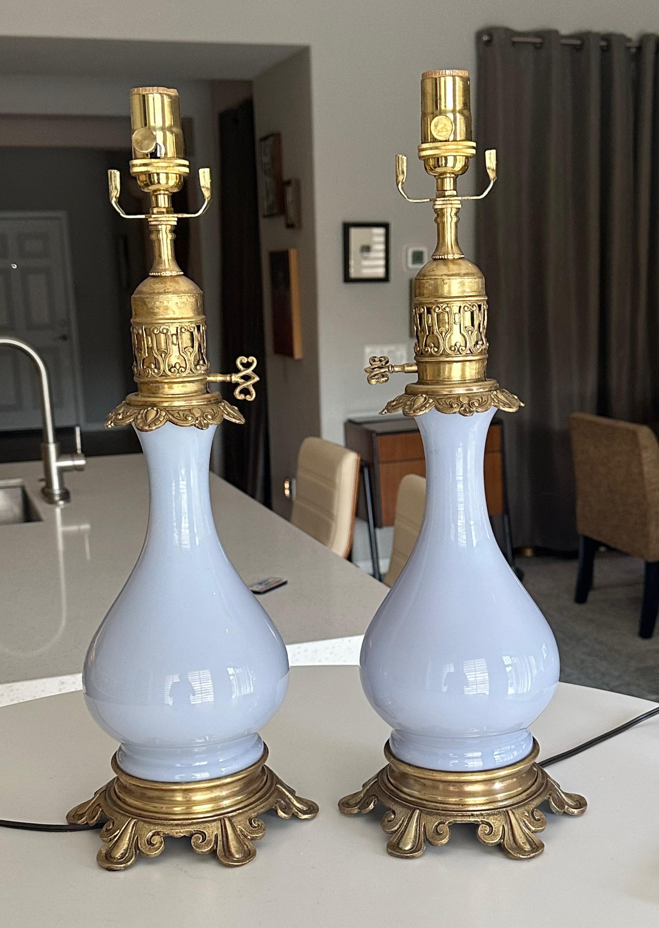 Français Paire de lampes de table à huile françaises en opaline lavande électrifiées en vente