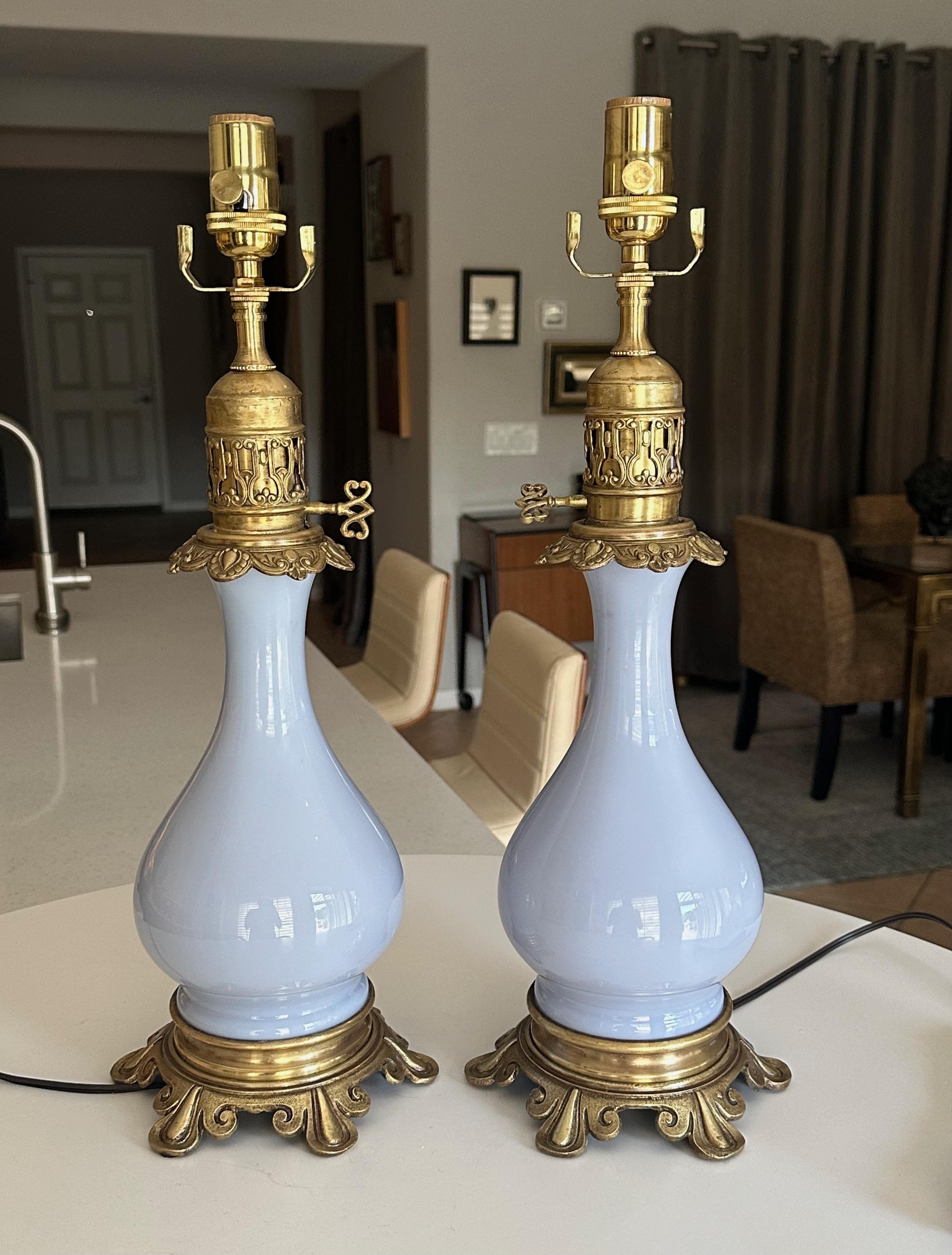 XIXe siècle Paire de lampes de table à huile françaises en opaline lavande électrifiées en vente