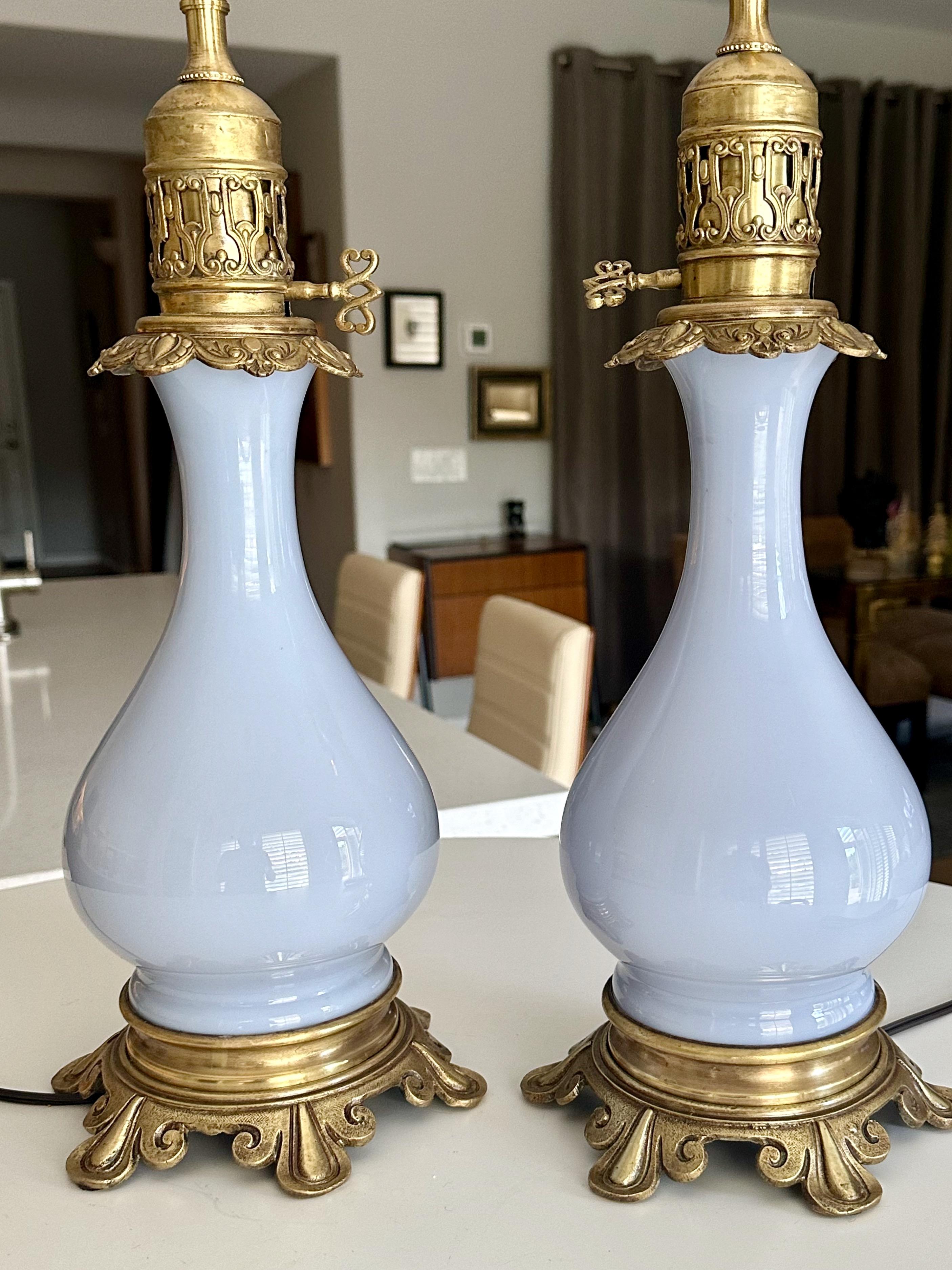 Laiton Paire de lampes de table à huile françaises en opaline lavande électrifiées en vente