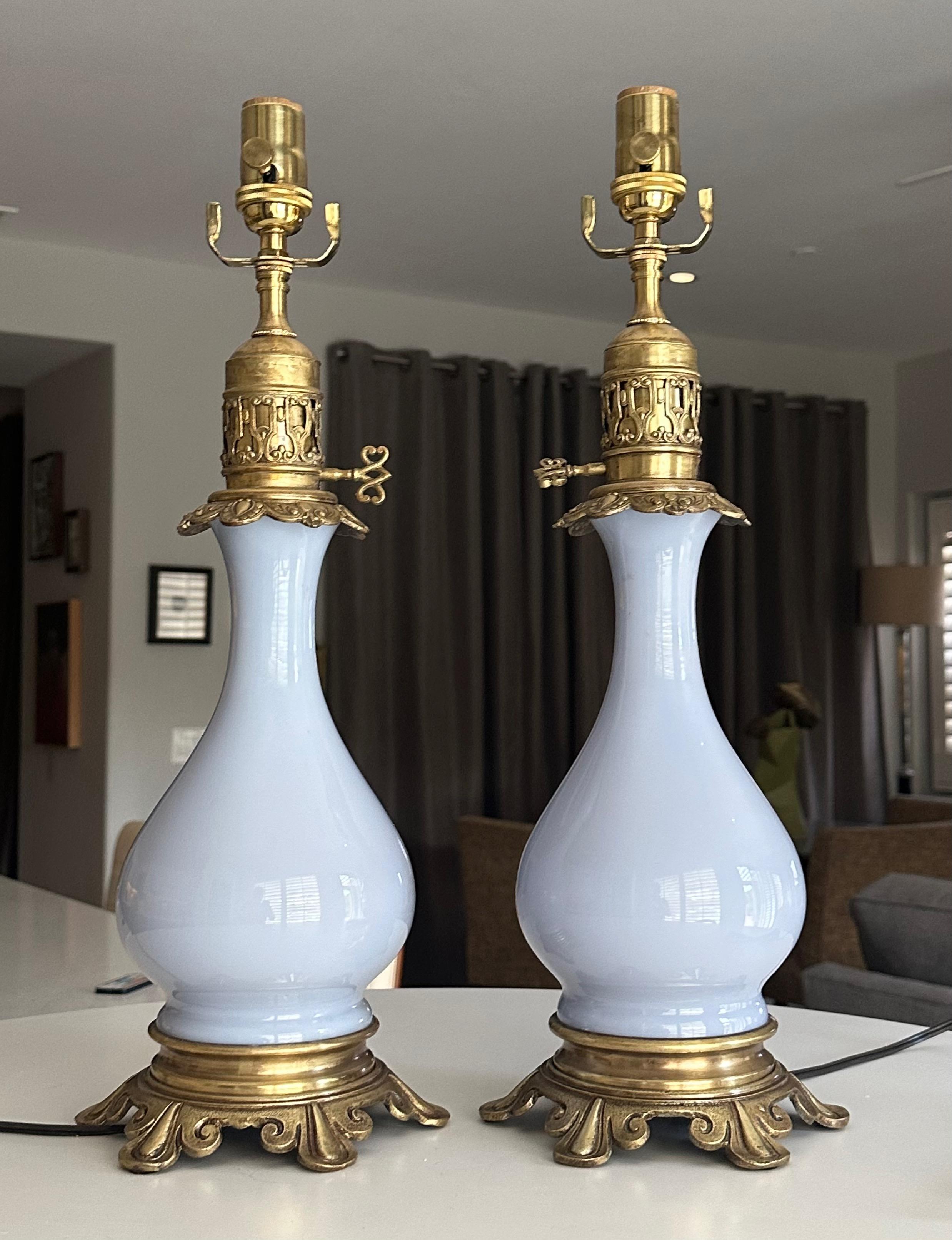 Paire de lampes de table à huile françaises en opaline lavande électrifiées en vente 1