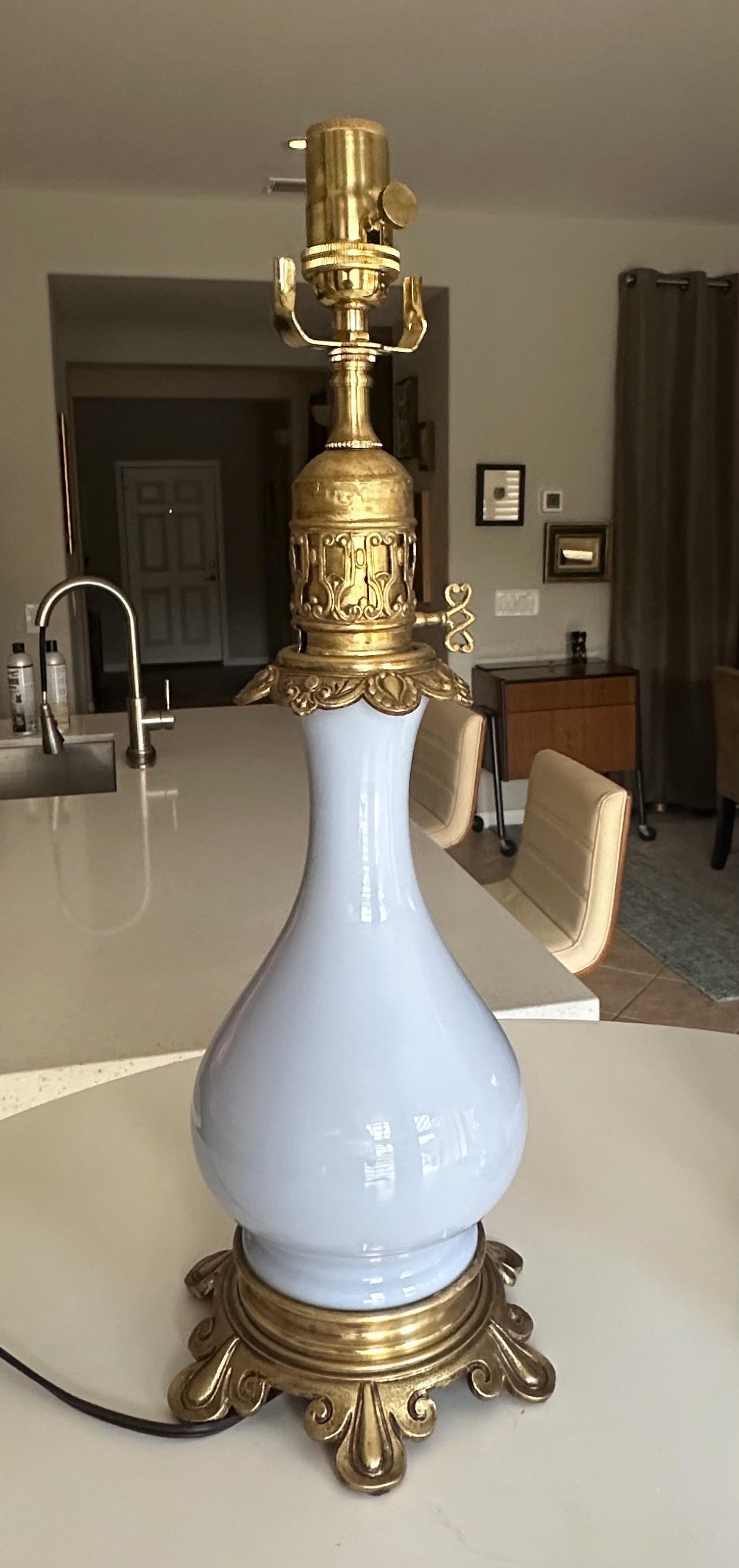 Paire de lampes de table à huile françaises en opaline lavande électrifiées en vente 2