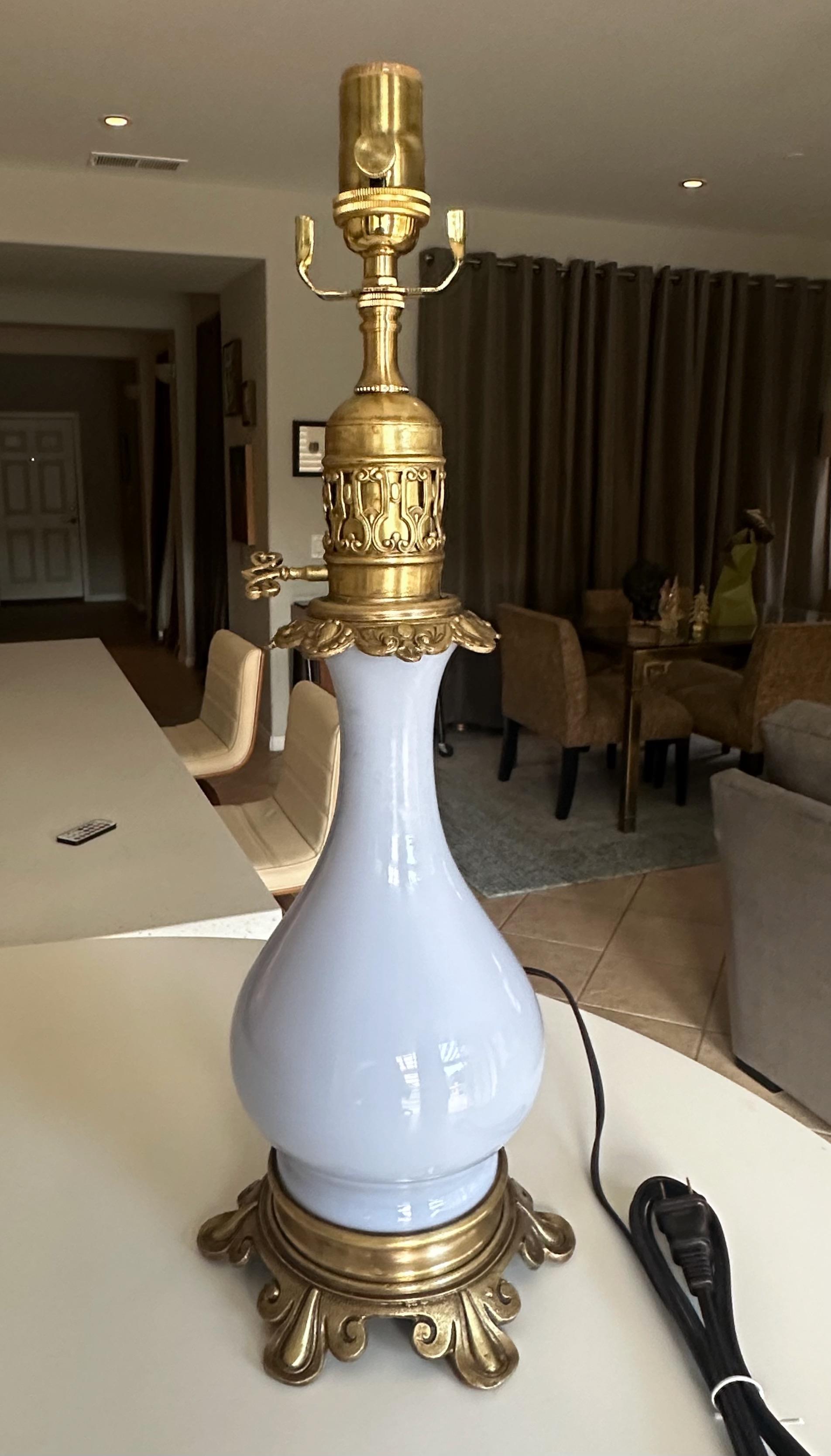 Paire de lampes de table à huile françaises en opaline lavande électrifiées en vente 3