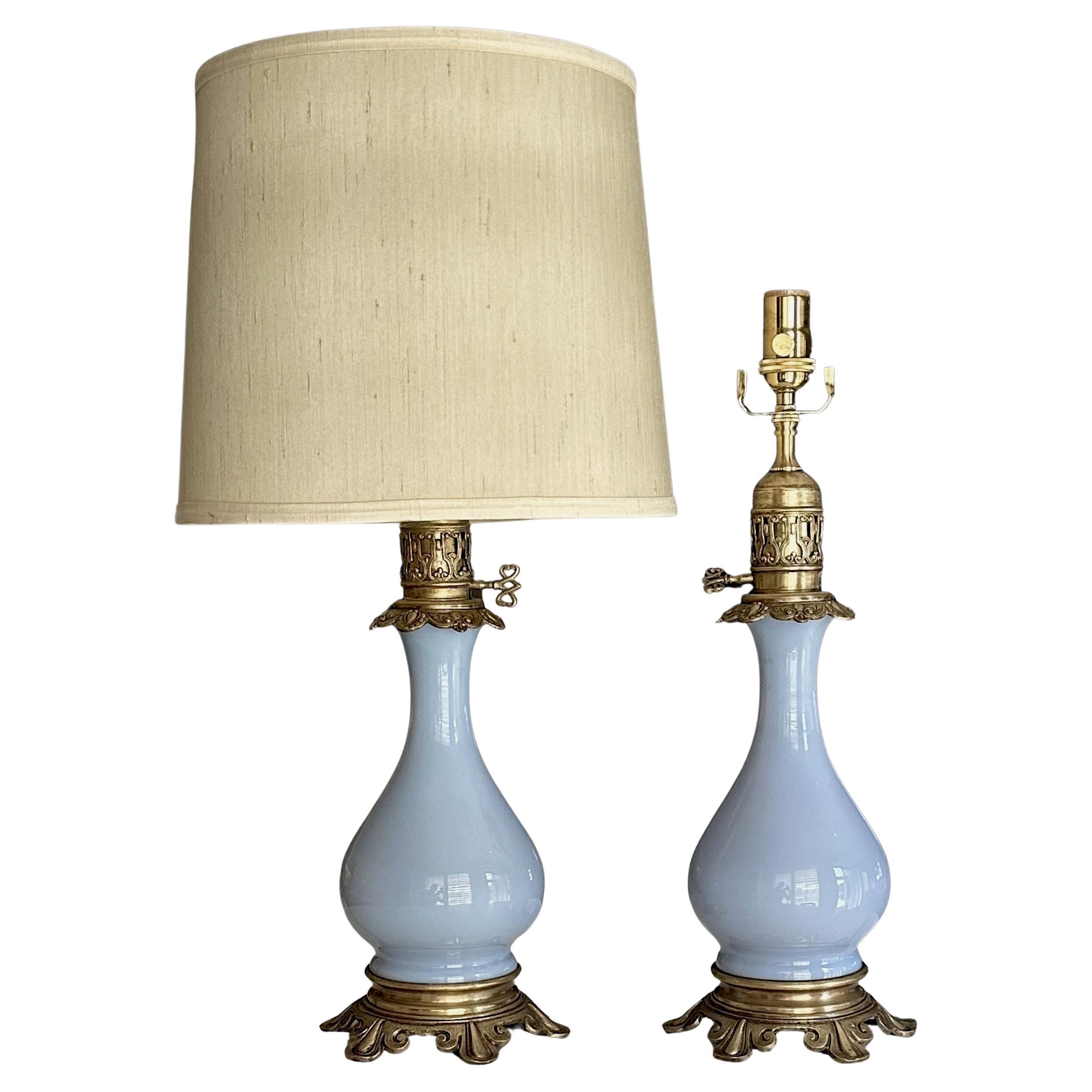 Coppia di lampade da tavolo French Opaline a olio elettrificate alla lavanda