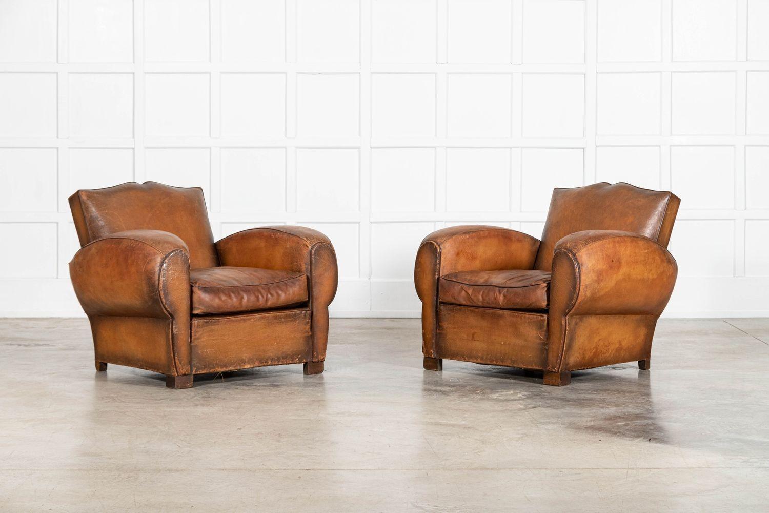 Paire de fauteuils club français à dossier en moustache Bon état - En vente à Staffordshire, GB