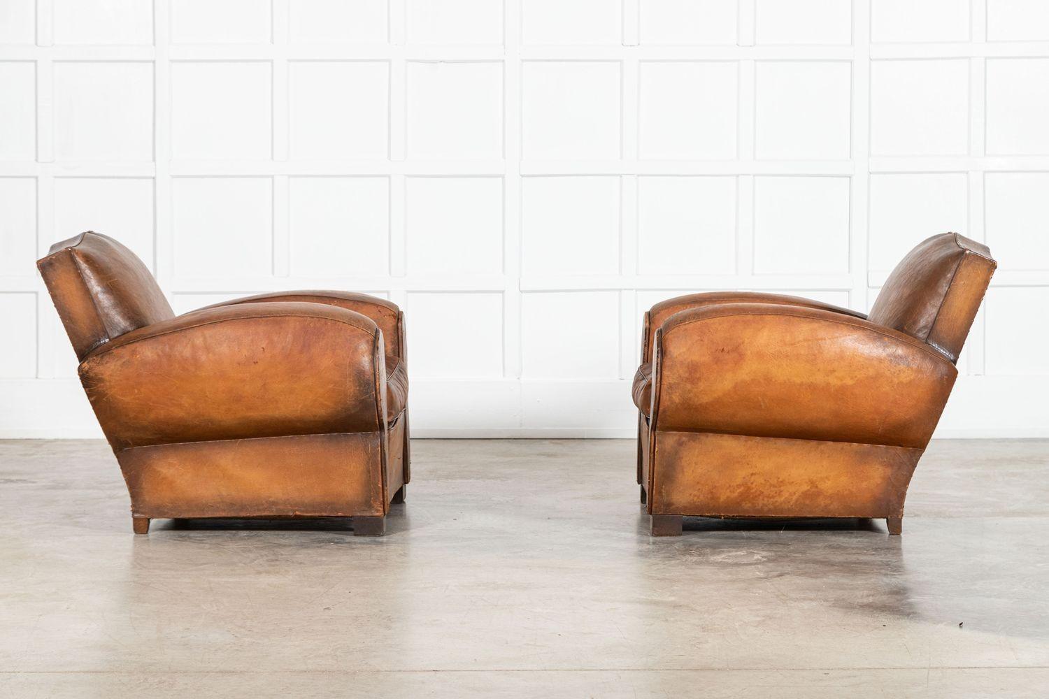 Milieu du XXe siècle Paire de fauteuils club français à dossier en moustache en vente