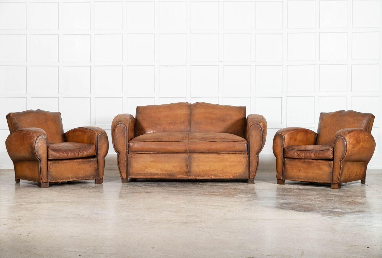 Cuir Paire de fauteuils club français à dossier en moustache en vente