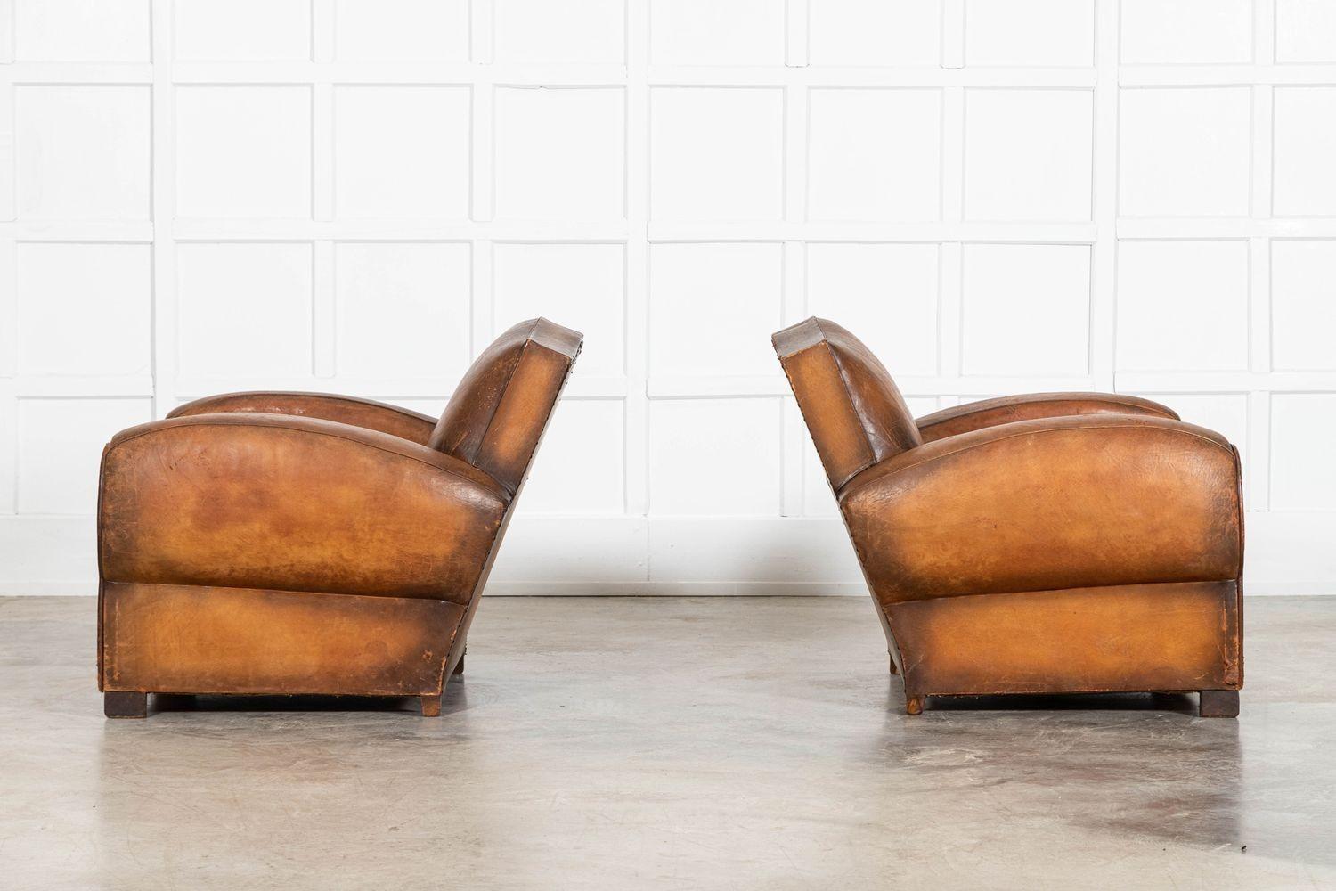 Paire de fauteuils club français à dossier en moustache en vente 2