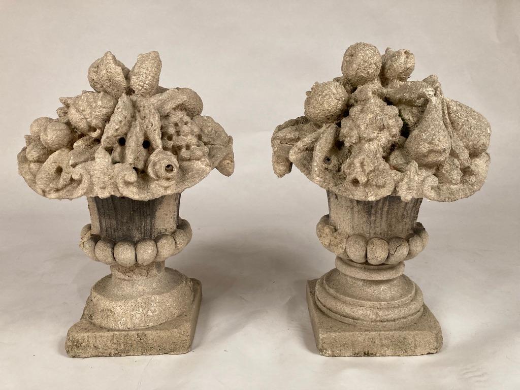 Paire d'urnes à cornucopia en pierre calcaire française en vente 2