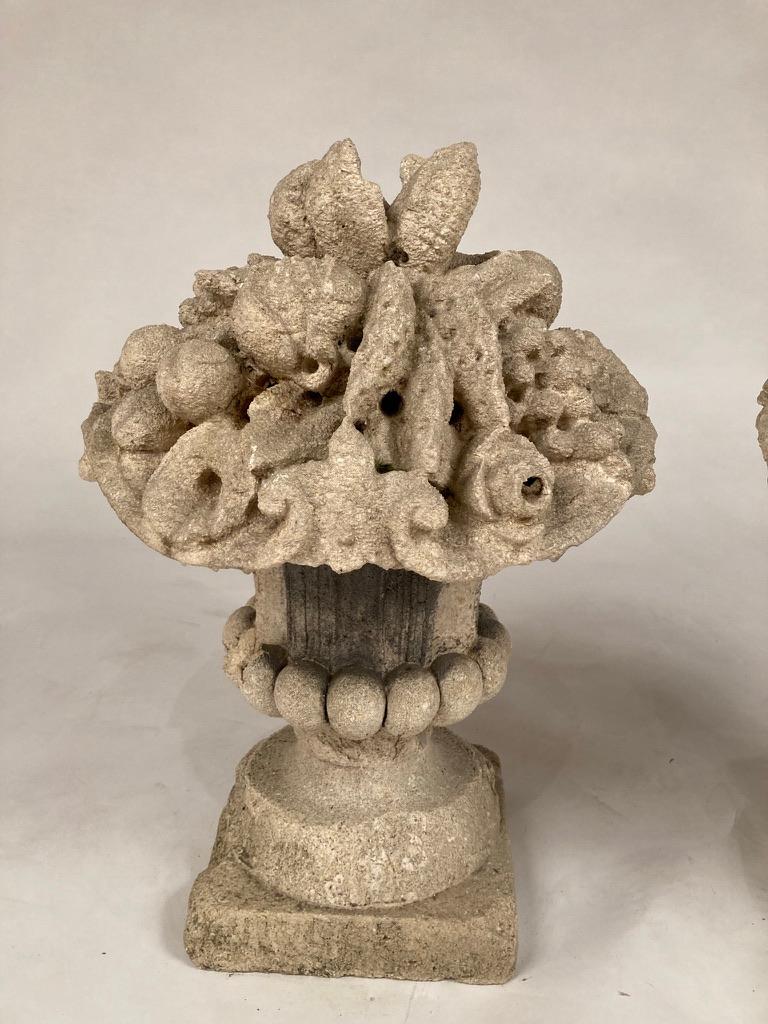 Paire d'urnes à cornucopia en pierre calcaire française en vente 3