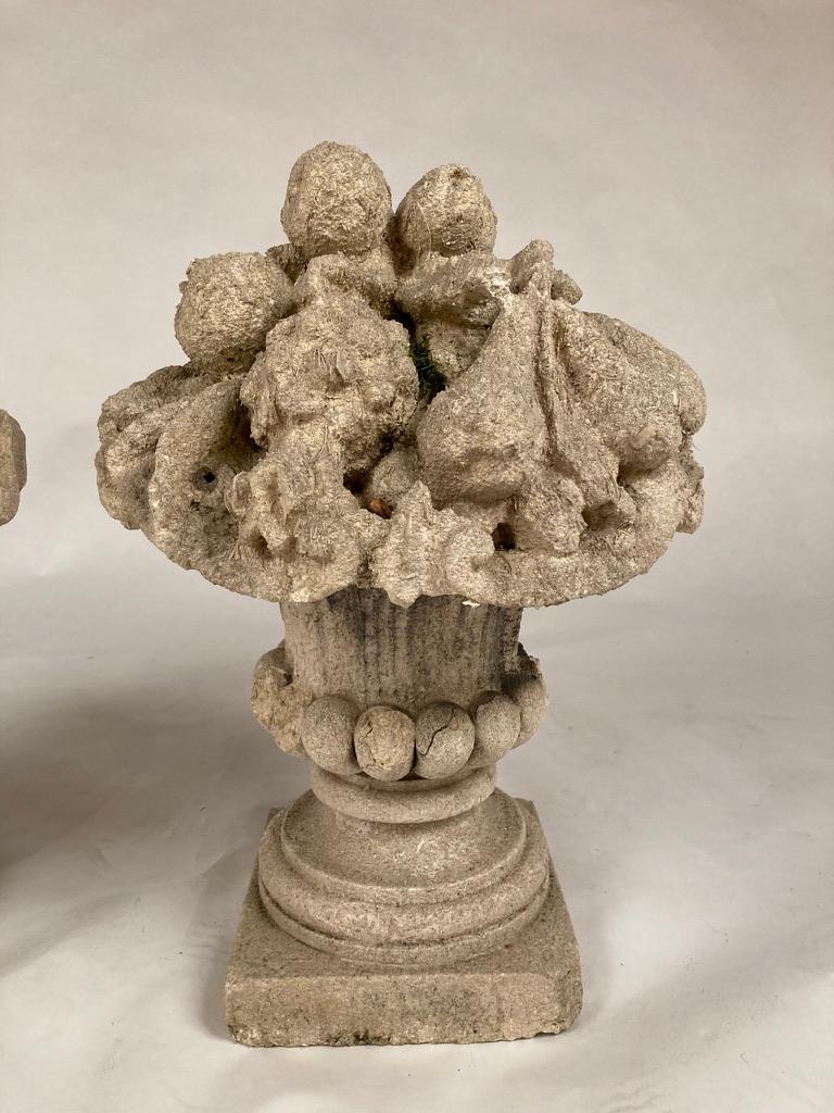 Paire d'urnes à cornucopia en pierre calcaire française en vente 4