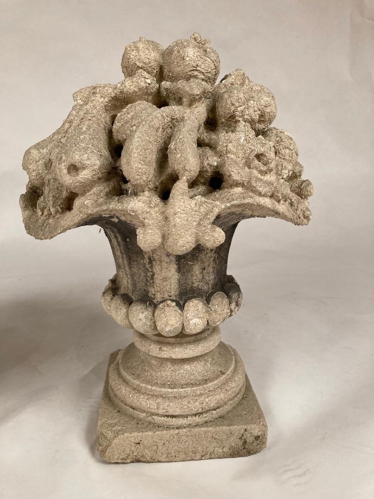 Paire d'urnes à cornucopia en pierre calcaire française en vente 6