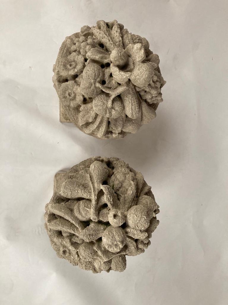Paire d'urnes à cornucopia en pierre calcaire française en vente 7
