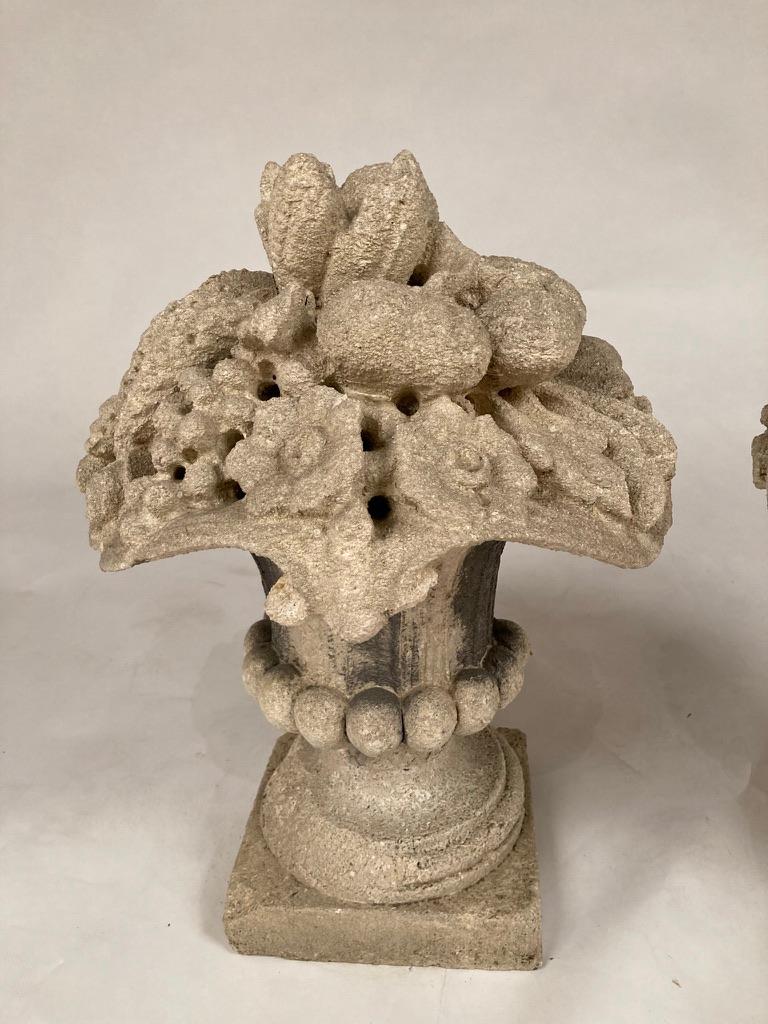 Paire d'urnes à cornucopia en pierre calcaire française en vente 12