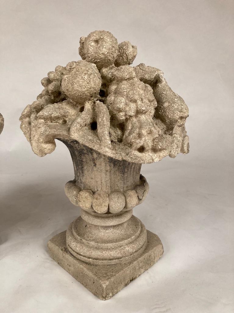 Paire d'urnes à cornucopia en pierre calcaire française en vente 1