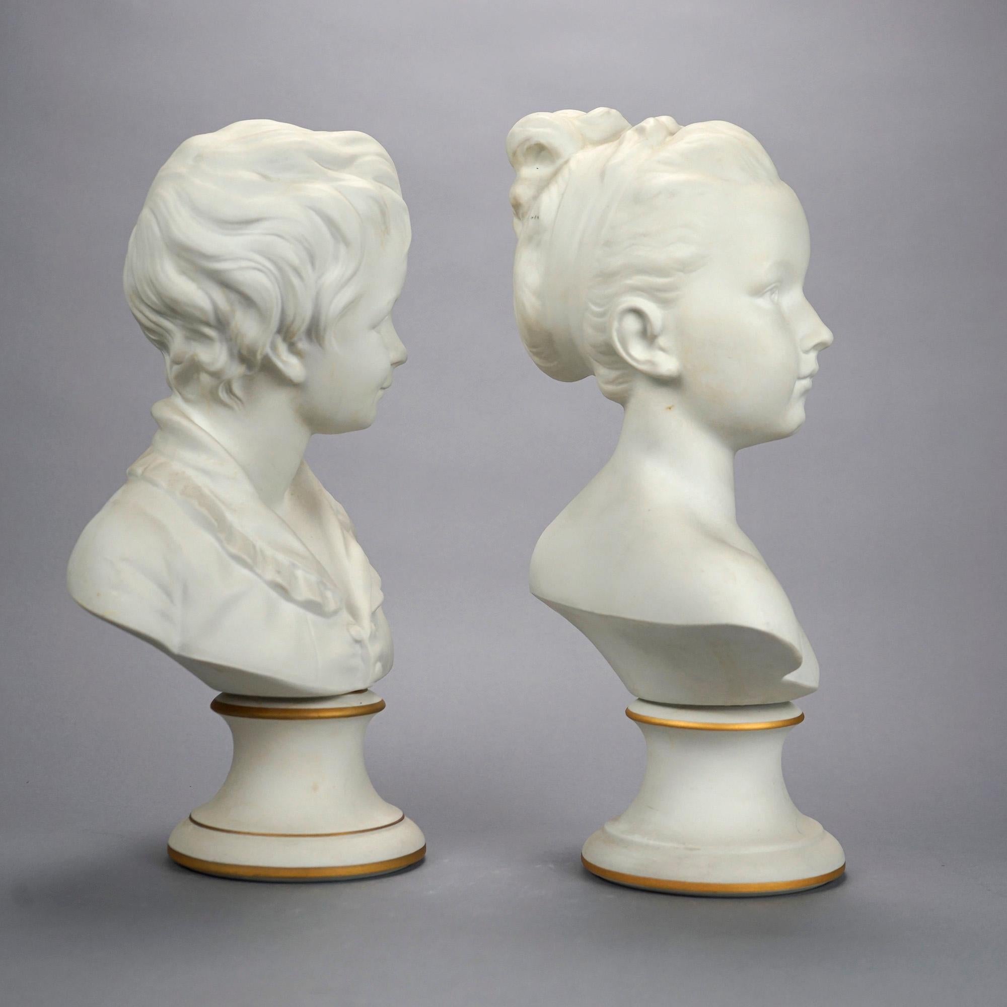 Français Paire de sculptures sur socle en porcelaine de Limoges représentant un jeune garçon et une fille, 20e siècle en vente