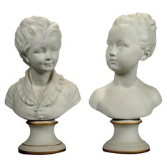 Paire de sculptures sur socle en porcelaine de Limoges représentant un jeune garçon et une fille, 20e siècle