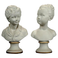 Paire de sculptures sur socle en porcelaine de Limoges représentant un jeune garçon et une fille, 20e siècle