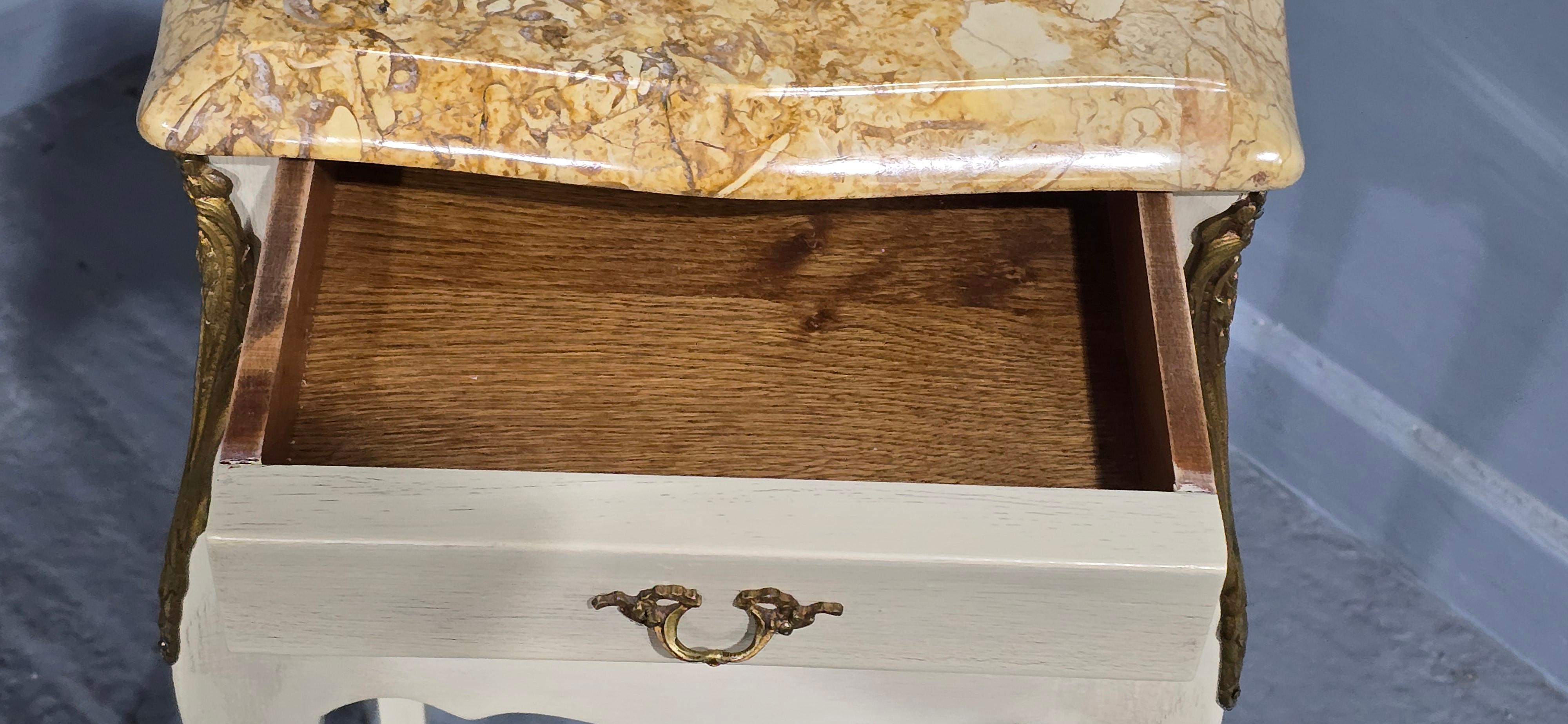 Coppia di comodini francesi Louis in vendita 4