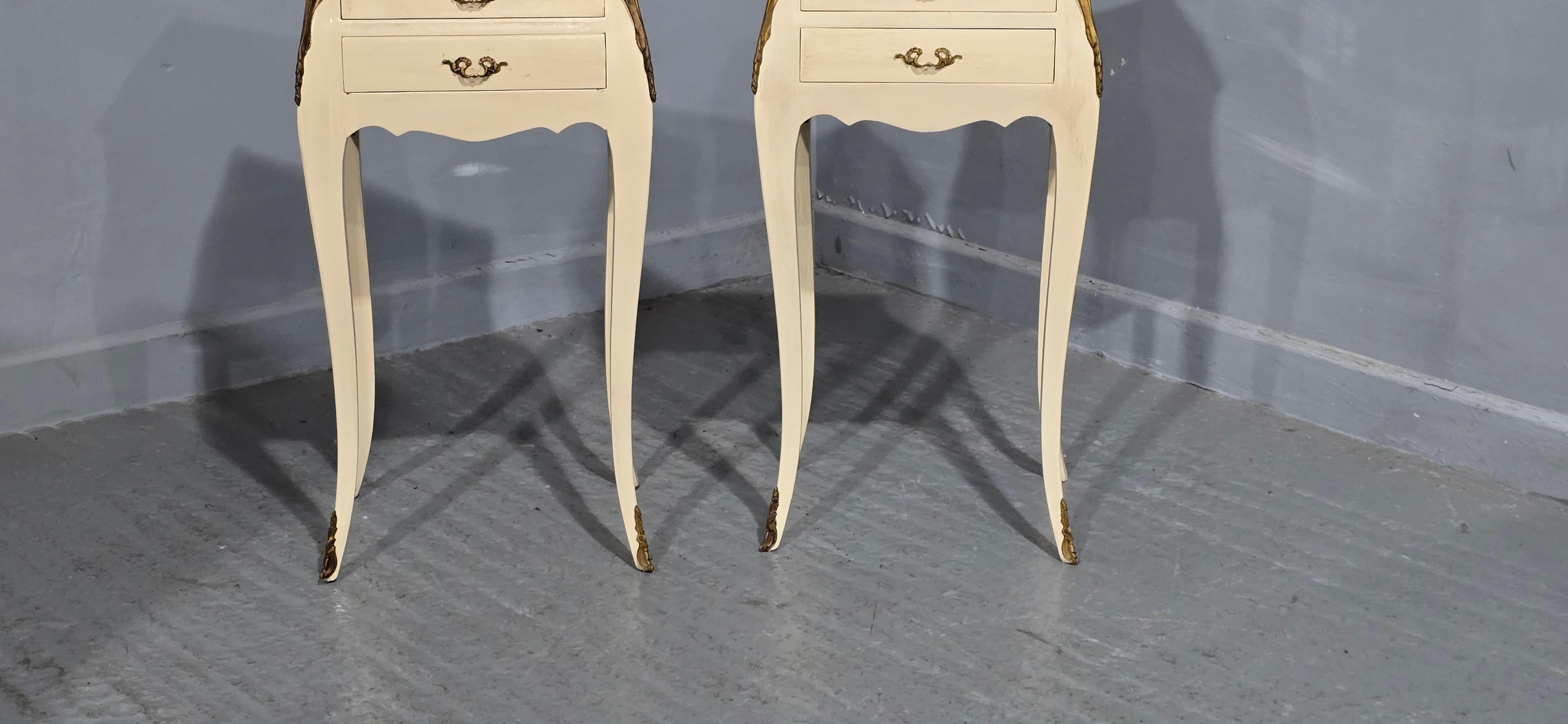 Una bella coppia di cassettiere da letto Luigi XIV dipinte di crema,  con montature e maniglie in ormolu, splendidi piani in marmo, rivestimenti in Oak, in eccellenti condizioni generali.

29