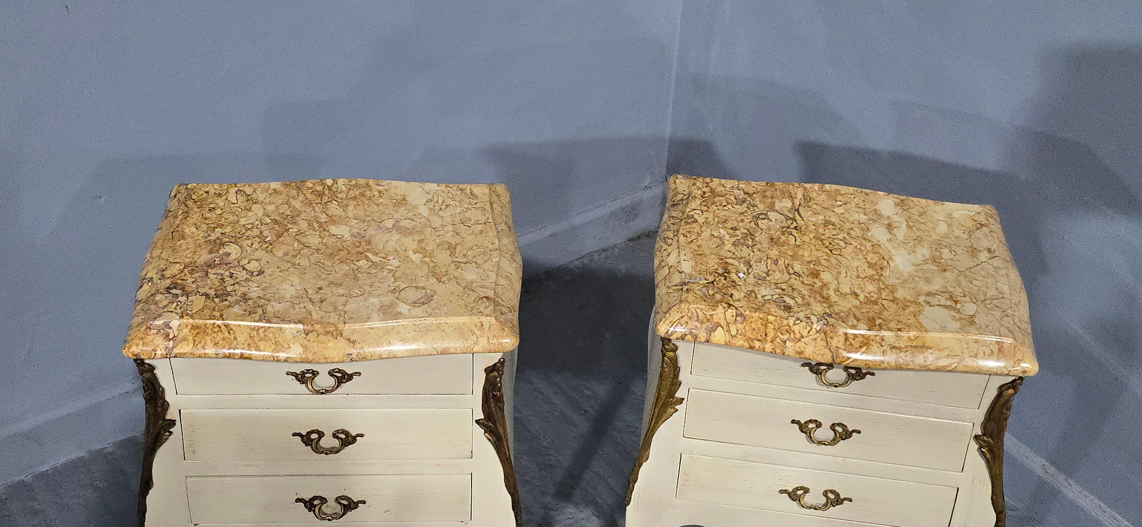 Coppia di comodini francesi Louis in vendita 1