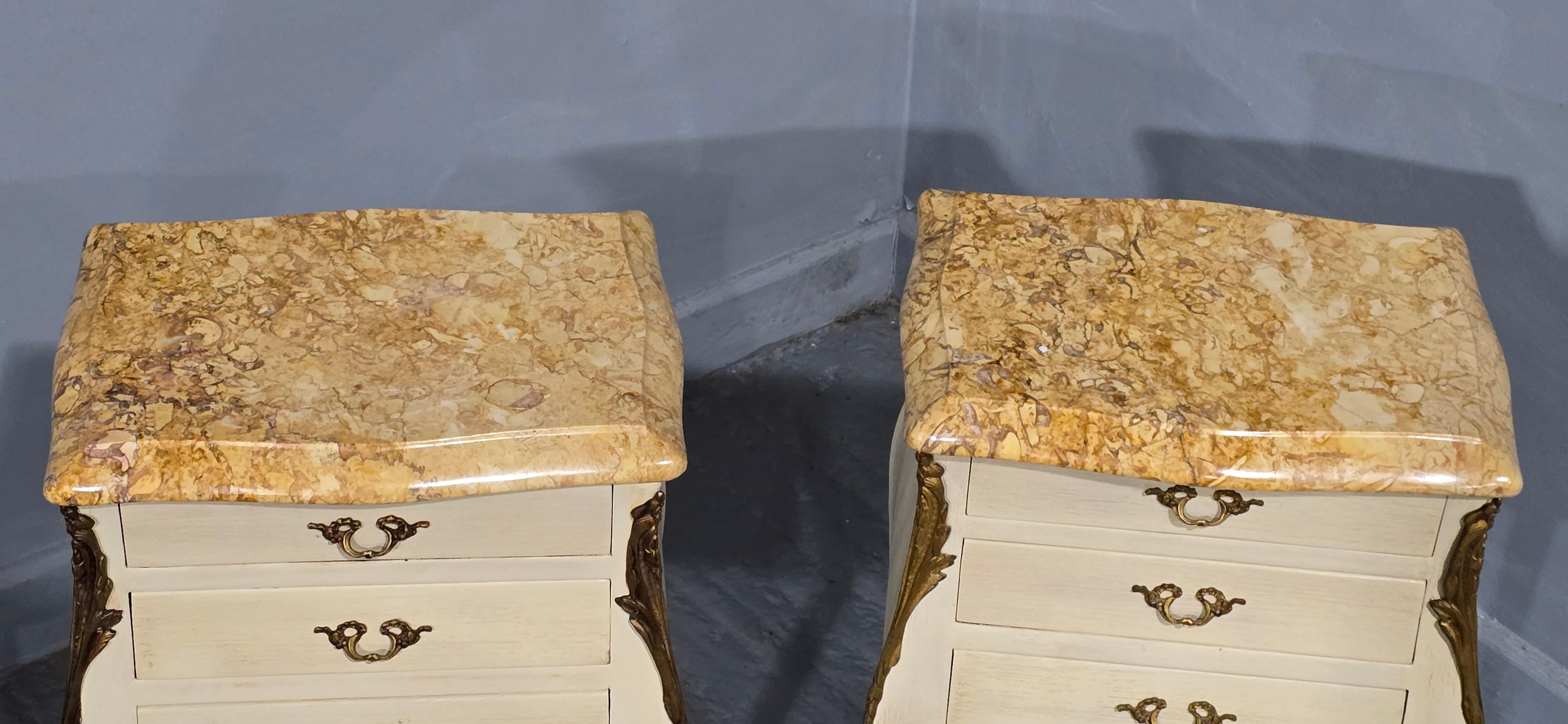 Coppia di comodini francesi Louis in vendita 2