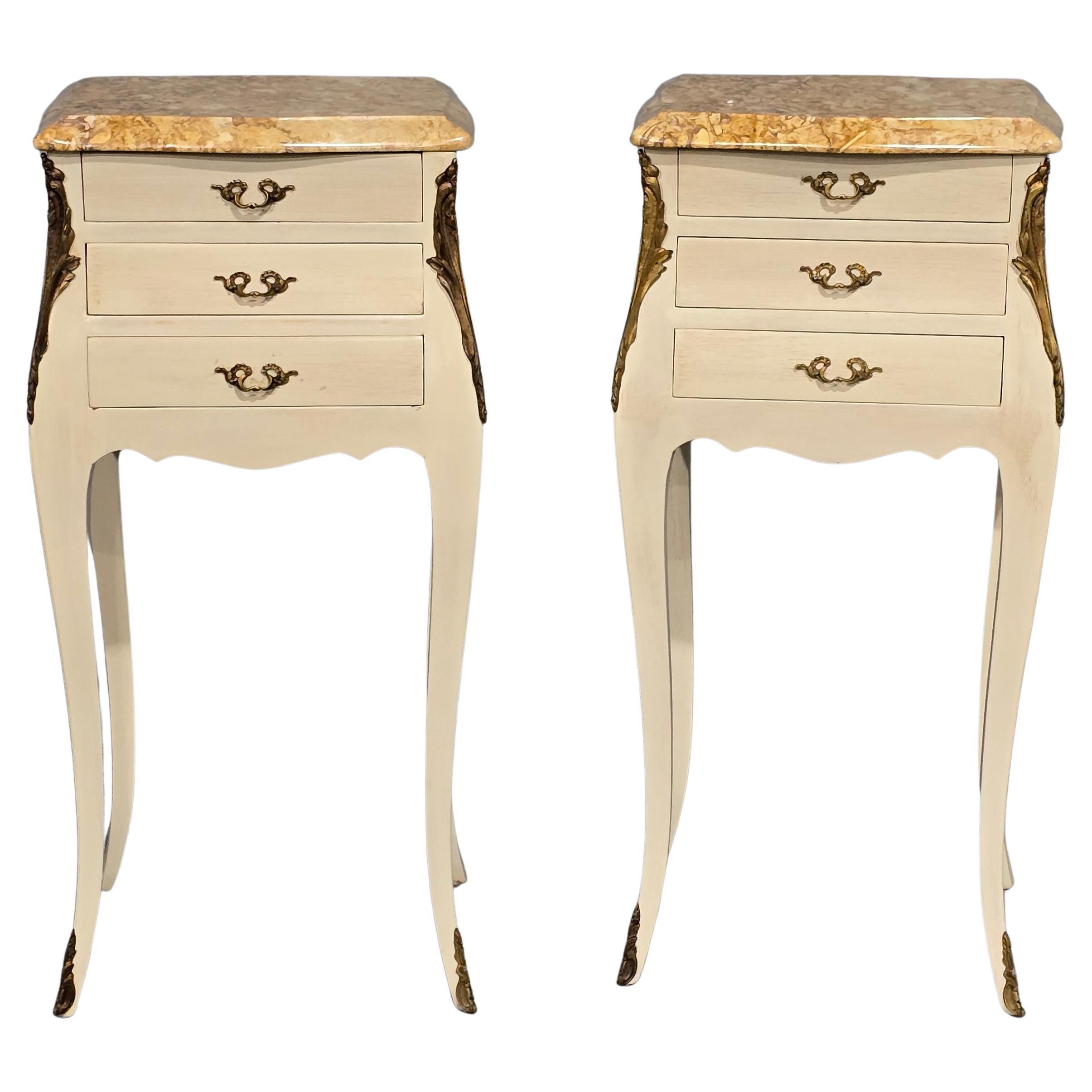 Coppia di comodini francesi Louis in vendita