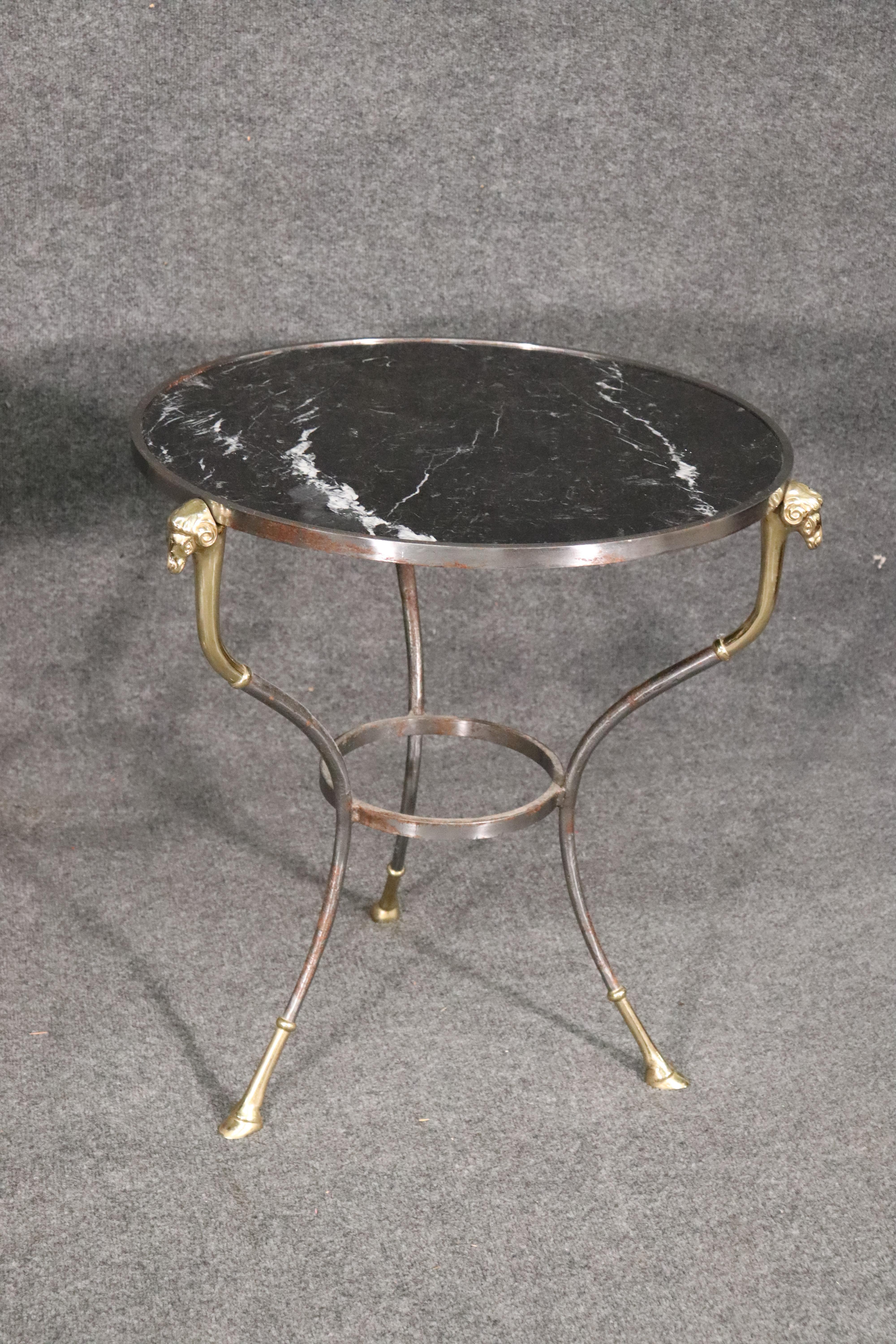 Louis XVI Paire de tables d'extrémité de guéridons Louis XV français en marbre noir:: acier et laiton à tête de bélier en vente