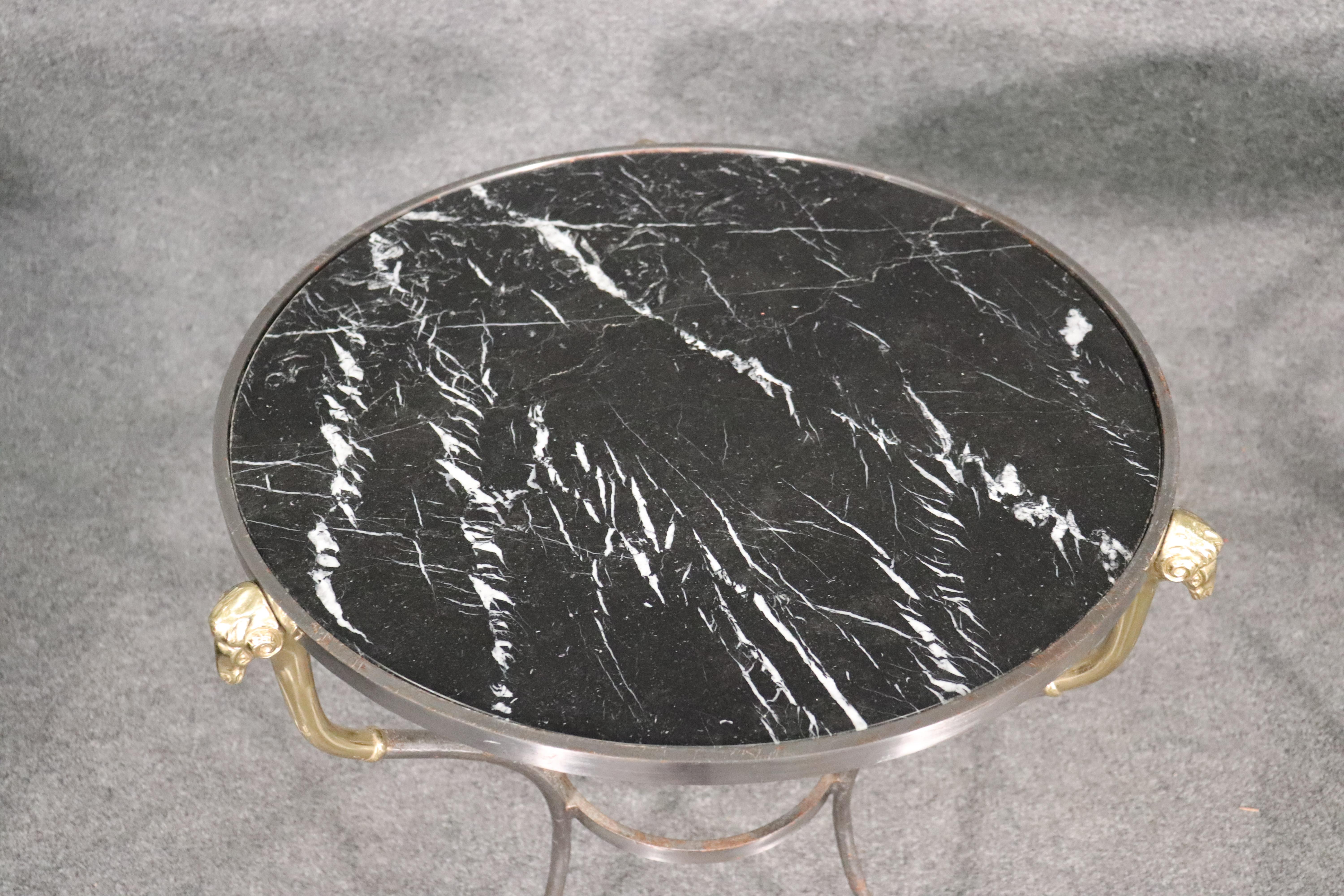 Français Paire de tables d'extrémité de guéridons Louis XV français en marbre noir:: acier et laiton à tête de bélier en vente