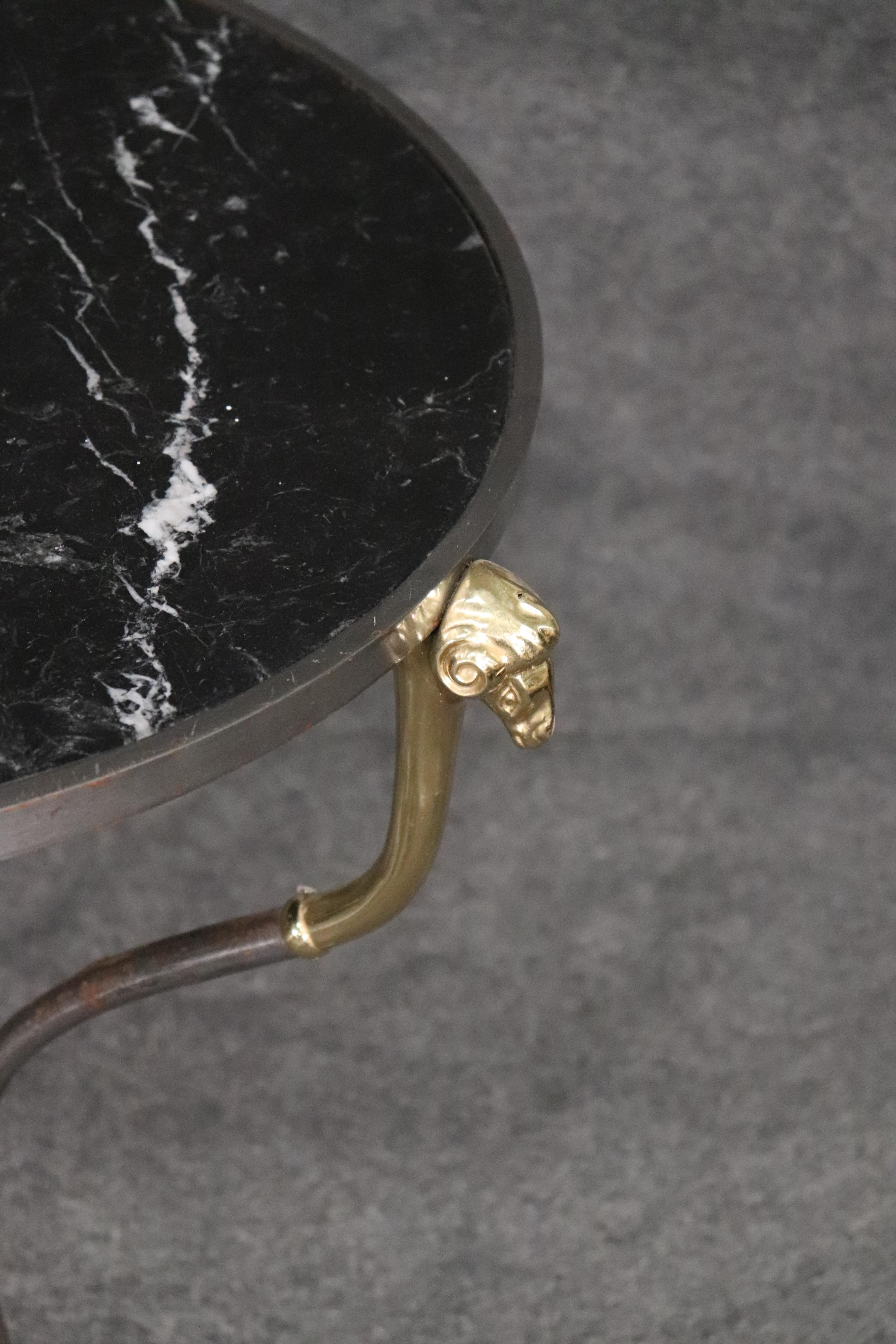 Fin du 20e siècle Paire de tables d'extrémité de guéridons Louis XV français en marbre noir:: acier et laiton à tête de bélier en vente