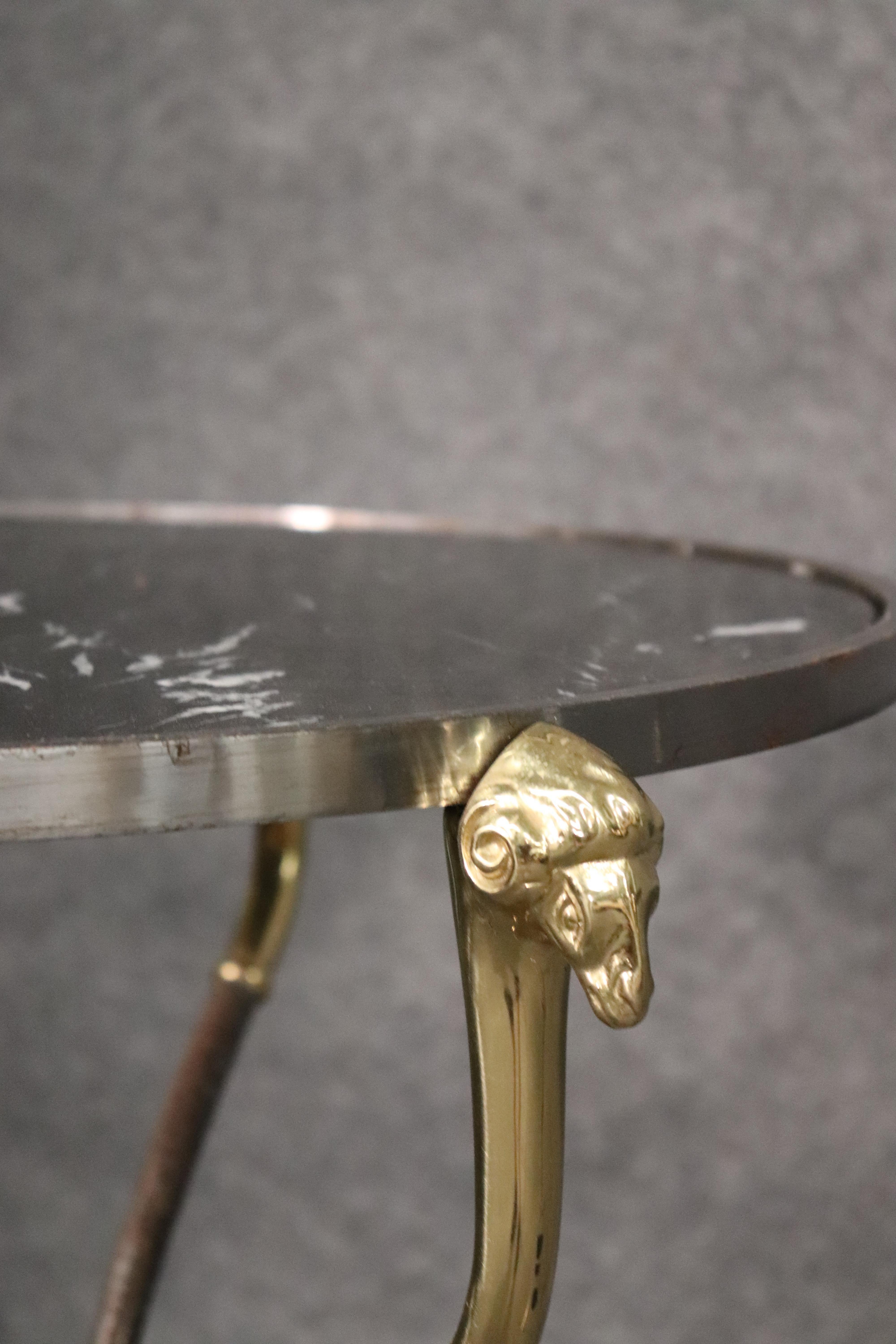 Paire de tables d'extrémité de guéridons Louis XV français en marbre noir:: acier et laiton à tête de bélier en vente 2